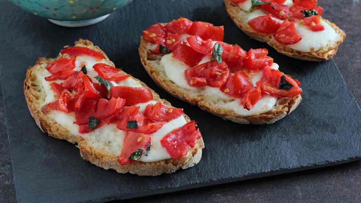 Délectables toasts mozzarella-tomates et basilic, simplissimes et rapides à faire