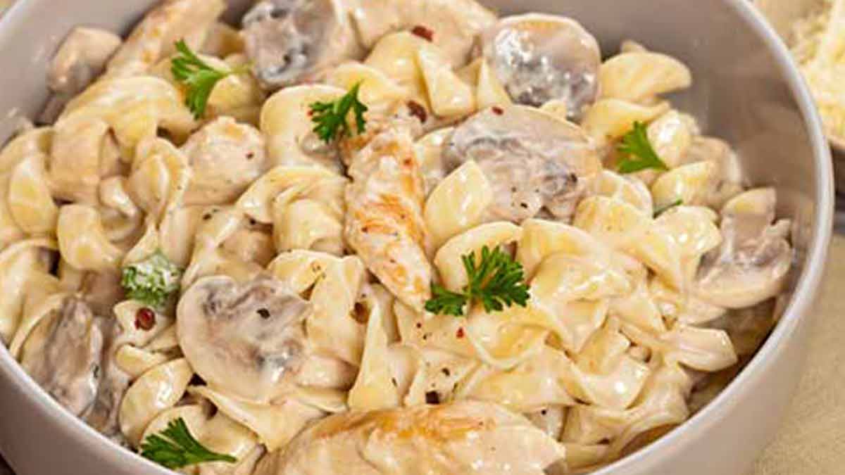 Onctueuses pâtes à la crème aux champignons et poulet, tellement ...