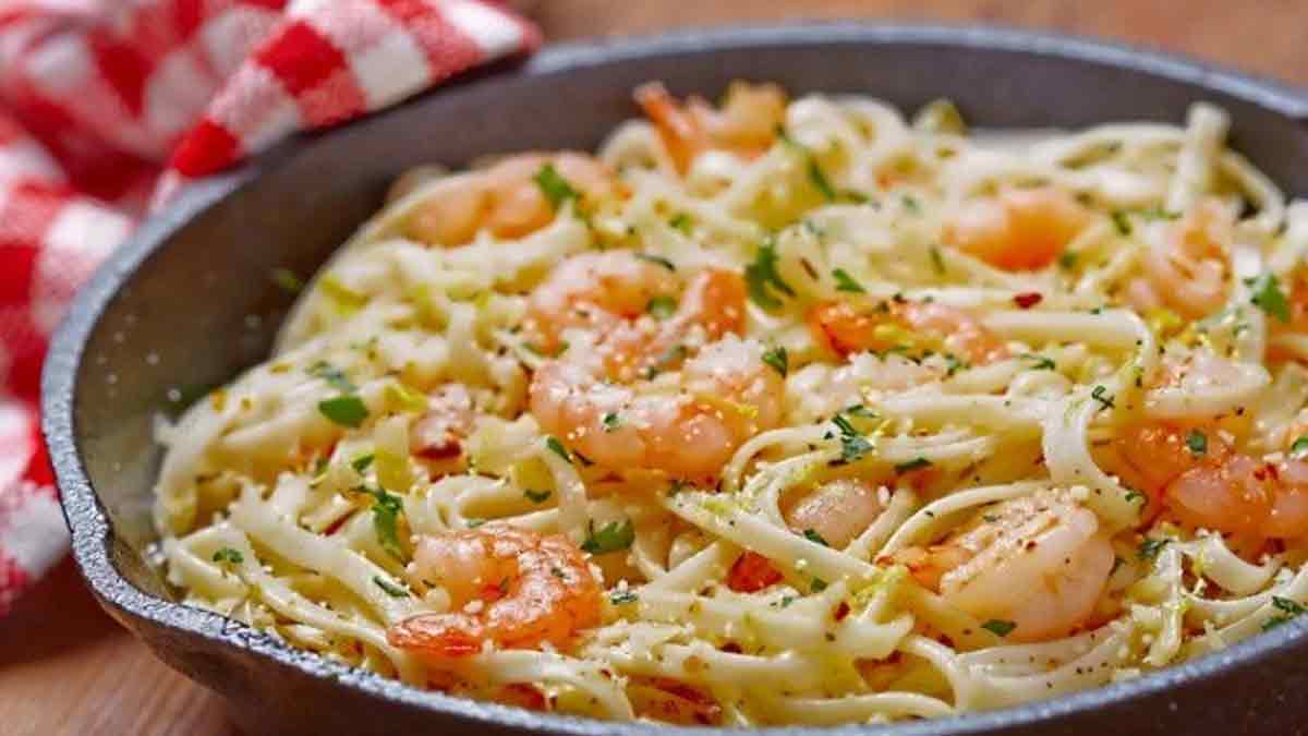 Délicieux spaghetti aux crevettes et beurre à l’ail