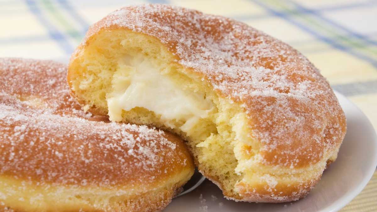 Savoureux beignet à la crème pâtissière, bien parfumé et crémeux