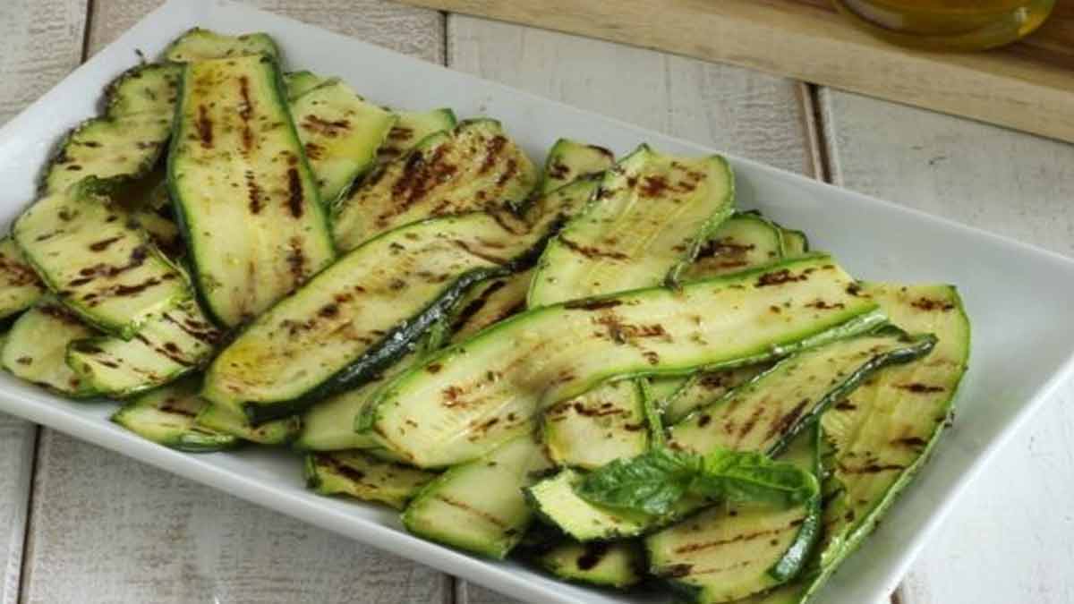 Merveilleuses courgettes marinées aux herbes fraîches, très appétissantes
