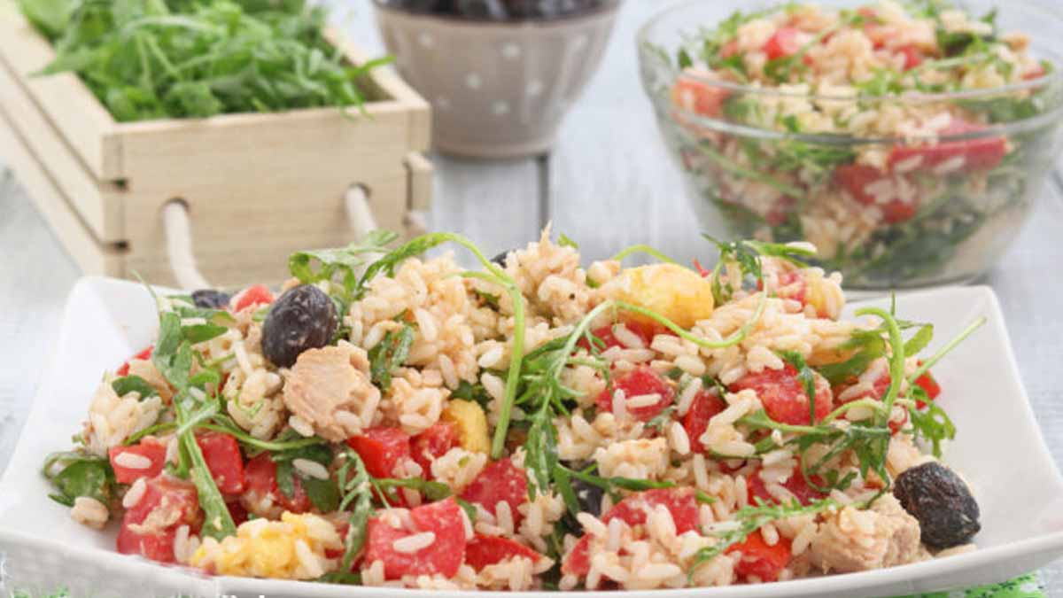 Savoureuse salade de riz à la tomate et thon, de la fraîcheur bien garnie
