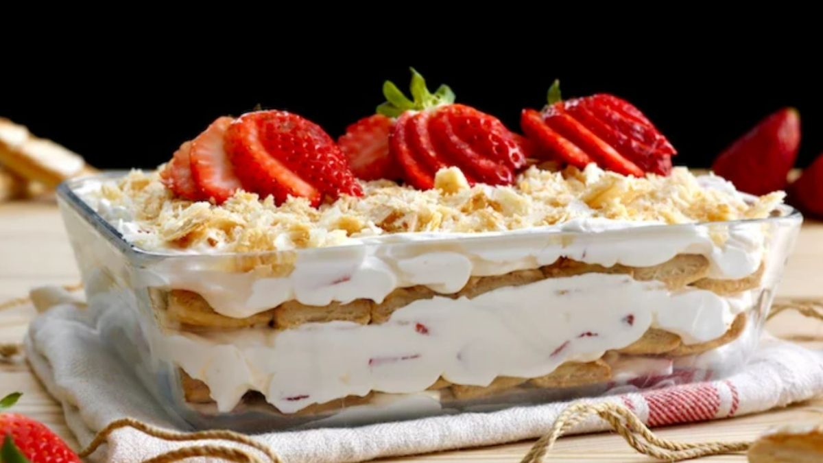 Millefeuille aux fraises et aux biscuits sucrés de pâte feuilletée (sfogliatine)