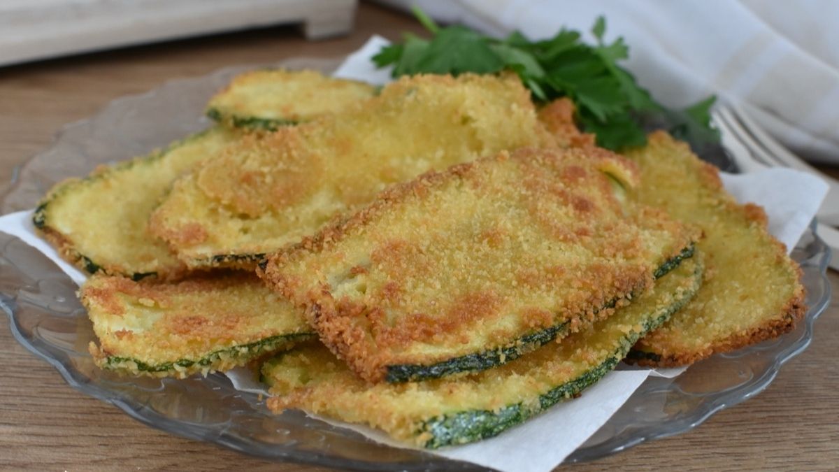 Tranches de courgettes au parmesan à la poêle – recette d’accompagnement facile