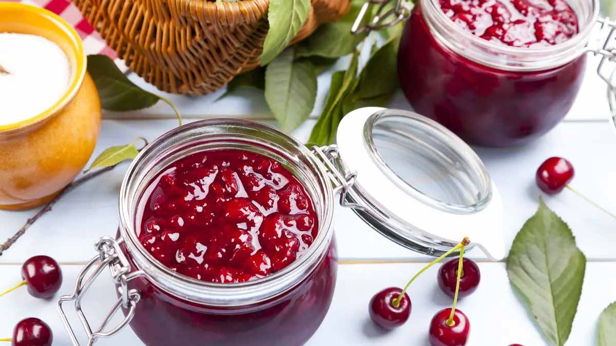 Confiture de cerises sans sucre aux pommes, saine et nutritive