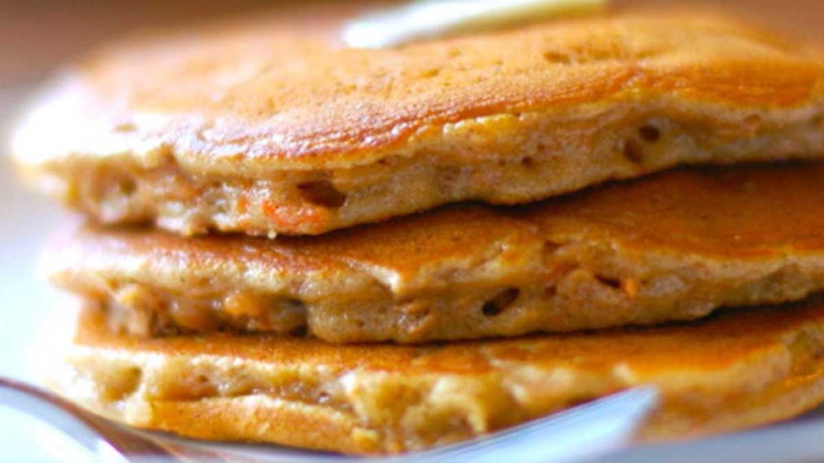 Crêpes aux pommes et aux carottes savoureuses et succulentes