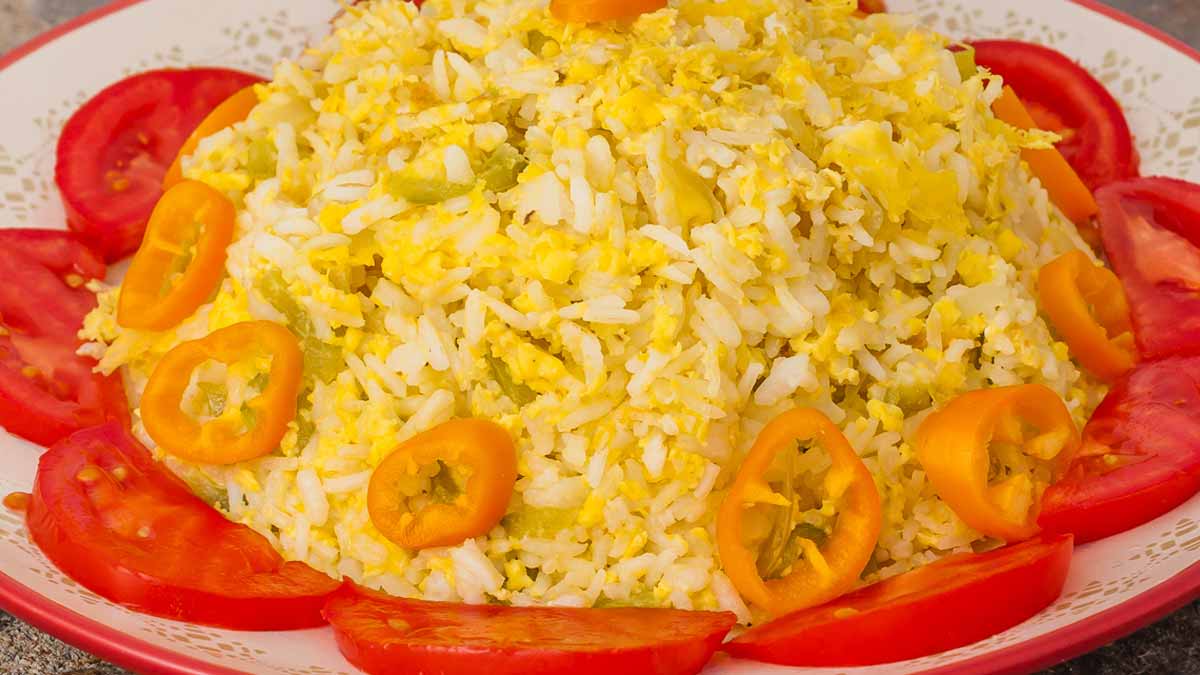Salade de riz aux œufs et au thon, tellement savoureuse