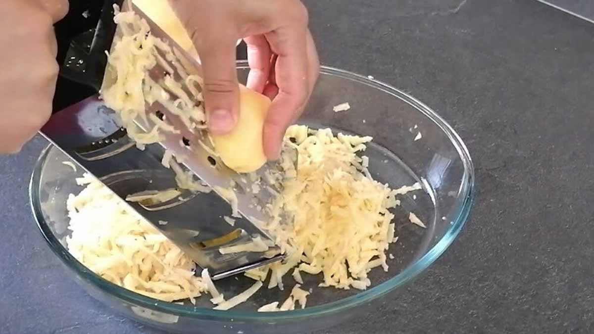 Tarte aux pommes de terre râpées avec brocoli et fromage délicieux et simple à faire