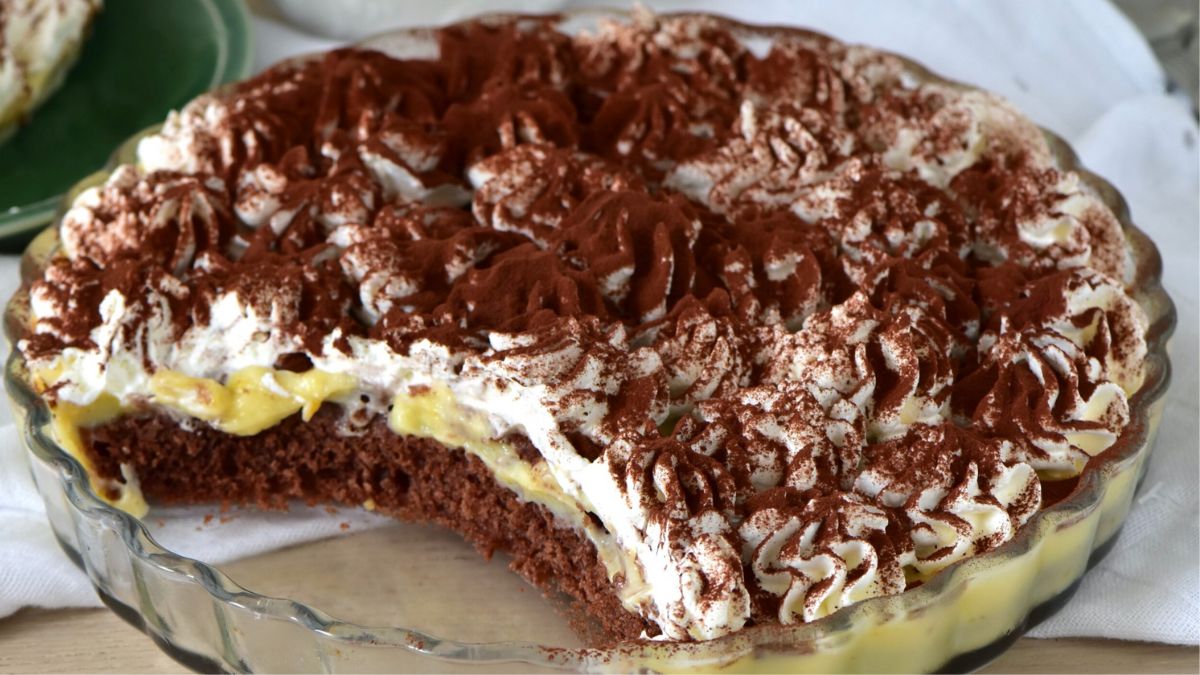 Gâteau Paradis au chocolat avec de la crème pâtissière et de la crème chantilly