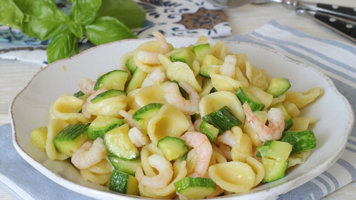 Salade de pâtes aux courgettes et aux crevettes – idée repas facile