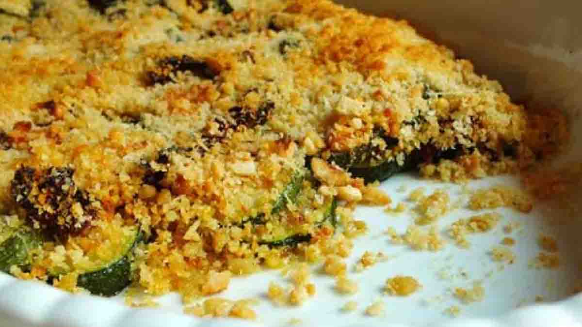 Crumble aux courgettes et aux tomates: un plat croustillant et délicieux