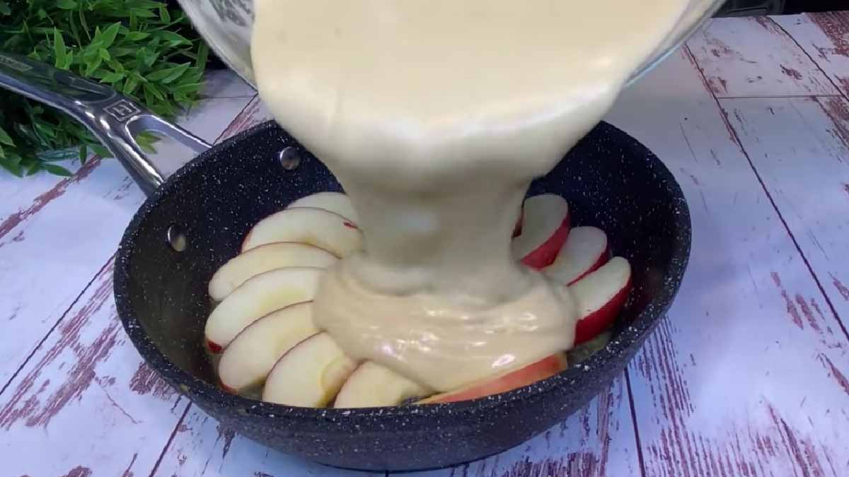 Gâteau poêlé aux pommes et aux raisins secs: délicieux, haut et moelleux