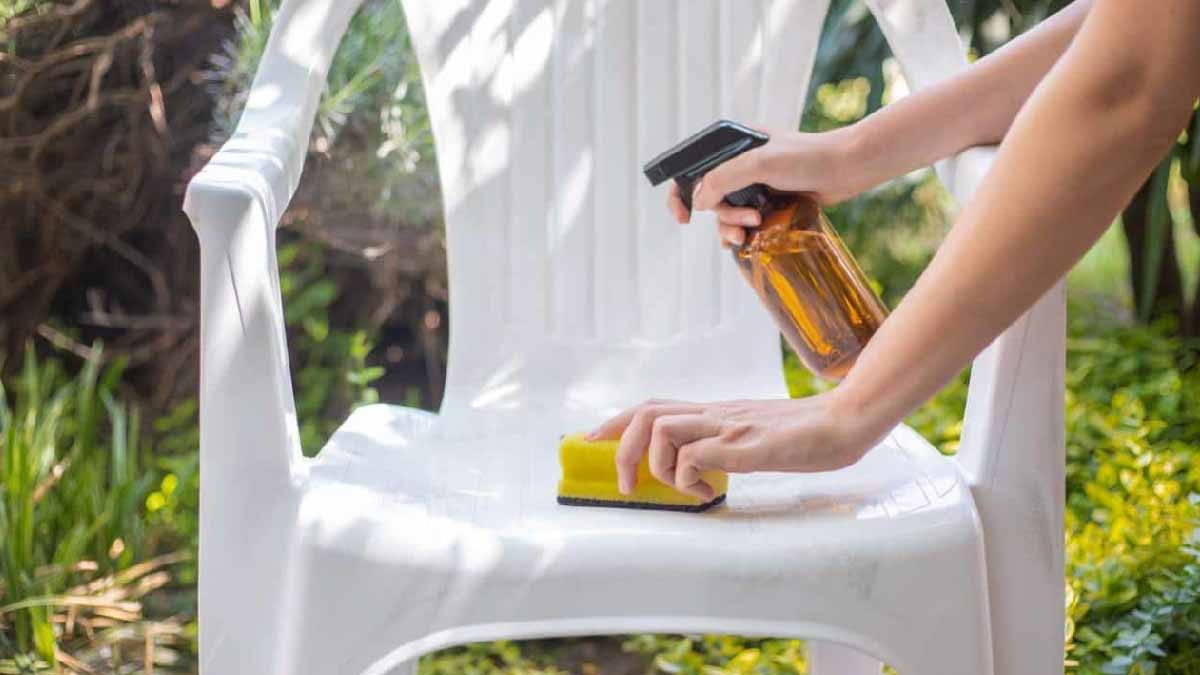 Vieilles chaises en résine jaunies : voici comment les blanchir