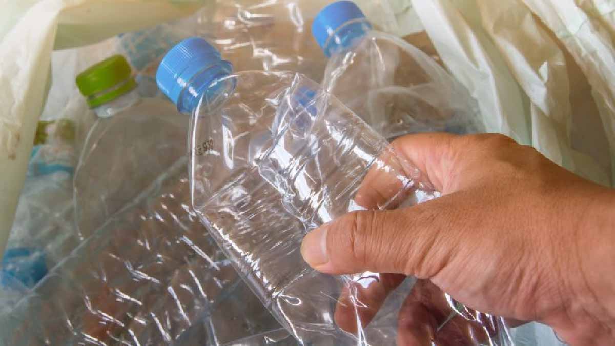 Arrêtez immédiatement cette mauvaise habitude qui est d’écraser les bouteilles en plastique avant de les jeter 