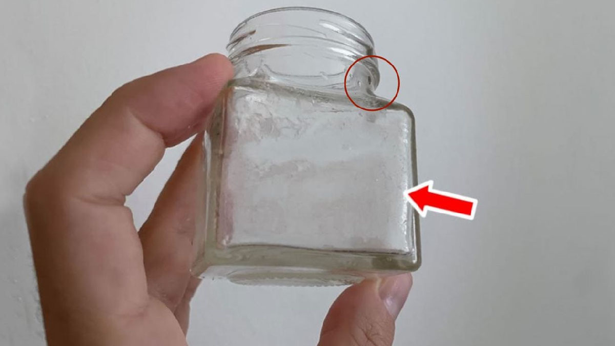 Plus jamais de casse-tête avec ces résidus collants sur les bocaux en verre : voici la méthode infaillible pour les retirer facilement 