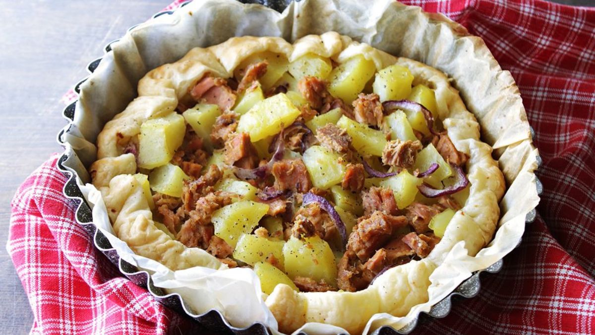 Tarte au thon, pommes de terre et oignons