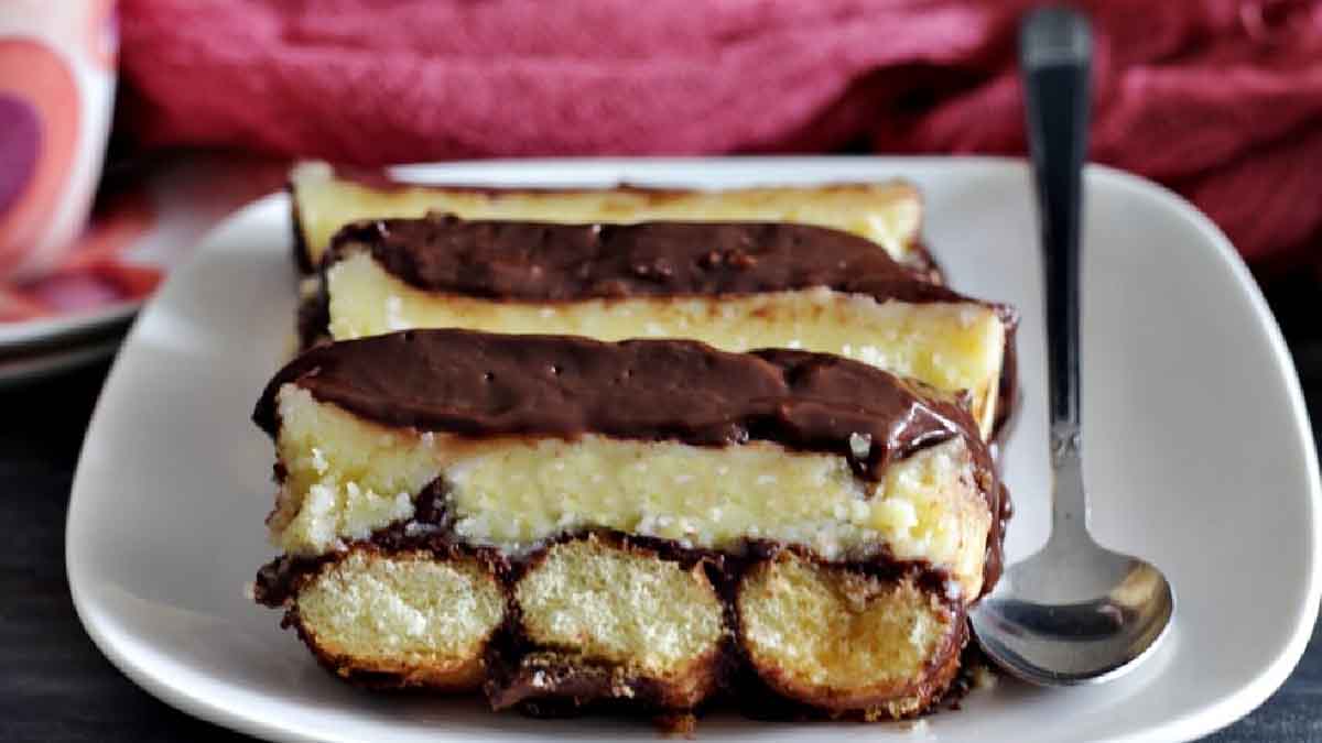 Gâteau de boudoirs crémeux au chocolat: un dessert spectaculaire et irrésistible