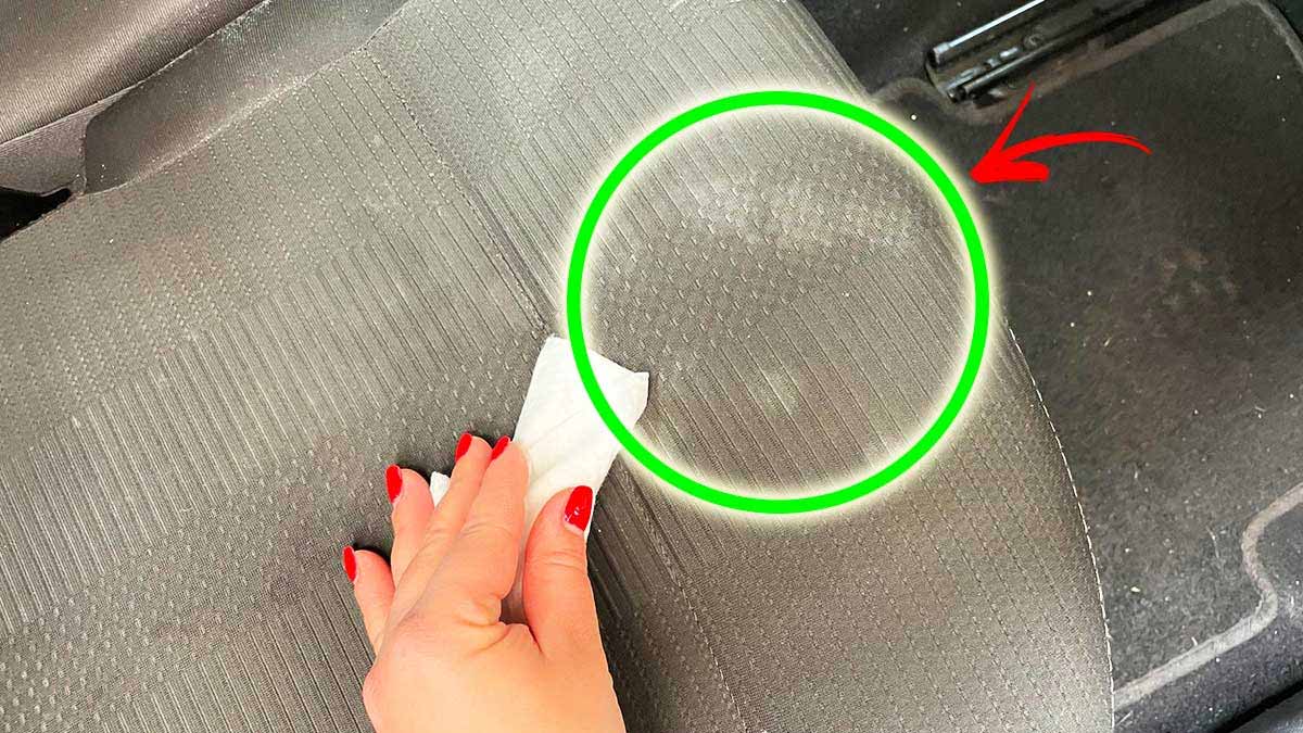 Voici l’astuce rapide et efficace pour venir à bout des taches sur les sièges de la voiture
