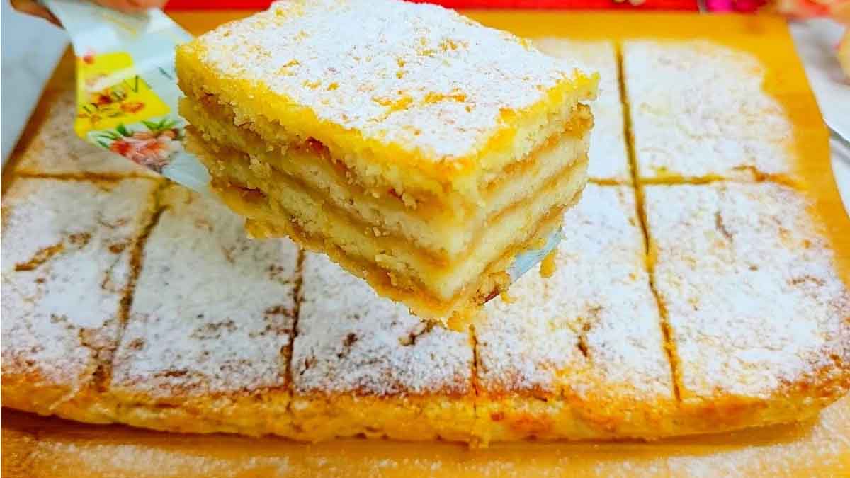 Gâteau aux pommes râpées en couches: une recette fantastique et super délicieuse, prête en peu de temps