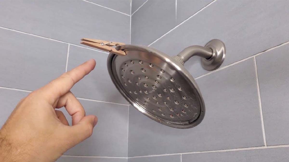 Que se passe-t-il si vous fixez une pince à linge sur la pomme de douche ?