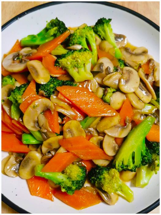 Champignons farcis aux légumes : rapide, savoureux et irrésistible