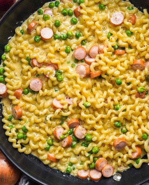 Pâtes fondantes au fromage et saucisses en 15 minutes