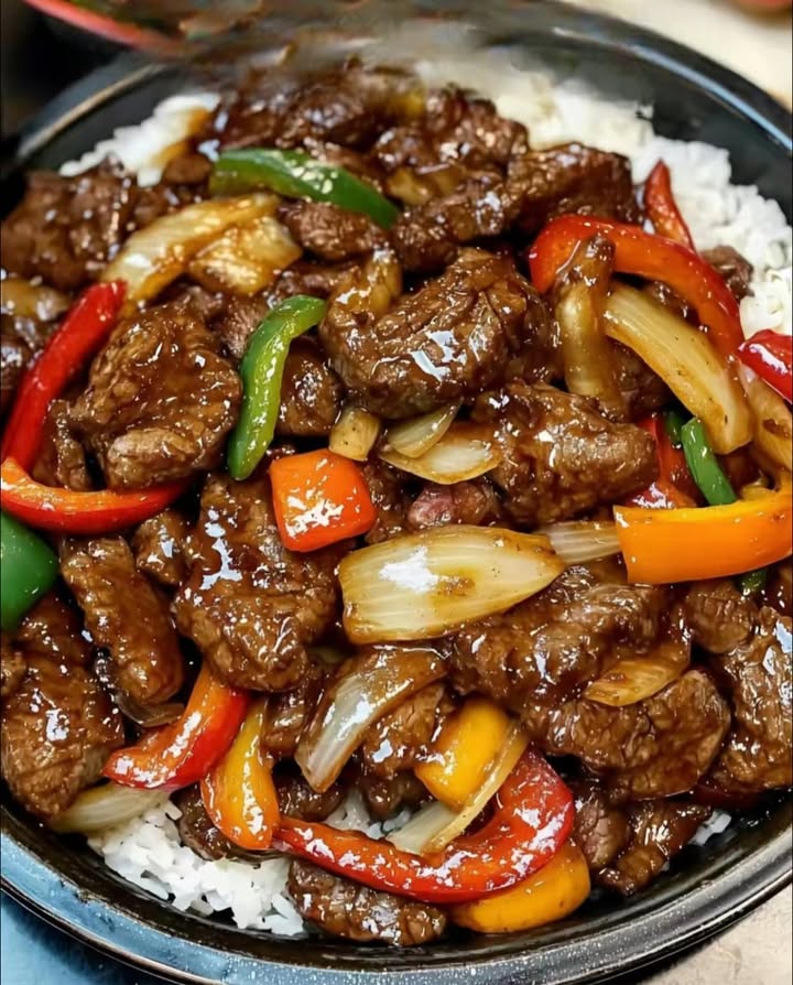 Steak de bœuf sauté aux oignons et poivrons, bien plus rapide et savoureux que chez le Chinois