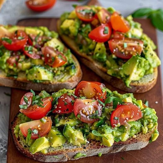 Tartine d’avocat aux tomates fraîches