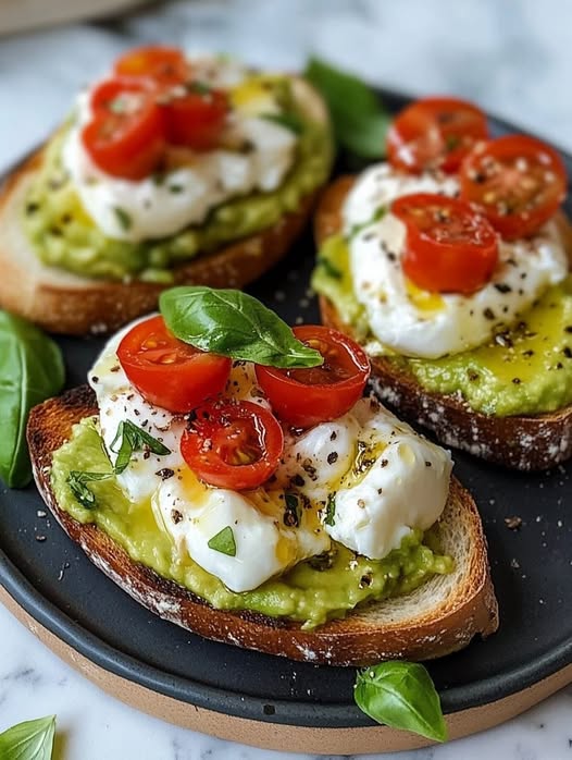 Toast à l’avocat et tomates, la recette incontournable