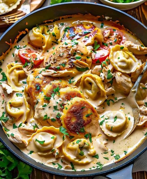Tortellinis crémeux au poulet et crème acidulée en 10 minutes