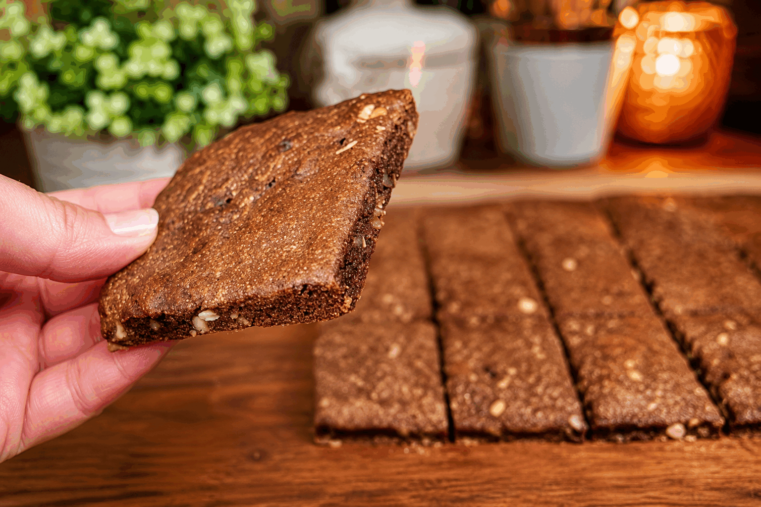 Biscuits noix et cacao en 10 minutes : la recette rapide qui va vous surprendre 😍 Description Ces biscuits noix et cacao allient la richesse du cacao à la douceur croquante des noix pour un résultat gourmand et rapide. Leur texture fondante à l’intérieur et légèrement croustillante à l’extérieur en fait un encas parfait pour une pause café ou un goûter improvisé. Idéal pour les amateurs de chocolat pressés, cette recette ne demande que 10 minutes de préparation pour un plaisir assuré. Informations Temps de préparation : 10 minutes Temps de cuisson : 12 minutes Nombre de portions : 12 biscuits Difficulté : Facile Ingrédients Pour les biscuits 100 g de farine de blé 30 g de cacao en poudre non sucré 80 g de sucre de canne 60 g de beurre doux, mou 1 œuf 50 g de noix concassées 1/2 cuillère à café de levure chimique 1 pincée de sel Préparation Préchauffe le four à 180°C (chaleur tournante de préférence). Mélange la farine, le cacao en poudre, la levure chimique et le sel dans un grand saladier. Dans un autre récipient, fouette le beurre mou avec le sucre jusqu’à obtenir une consistance crémeuse. Ajoute l’œuf à ce mélange puis incorpore progressivement les ingrédients secs en mélangeant pour former une pâte homogène. Incorpore délicatement les noix concassées à la pâte. Forme des petites boules de pâte d’environ 25 g chacune et dépose-les sur une plaque recouverte de papier cuisson en les espaçant. Aplatis légèrement chaque boule avec le dos d’une cuillère. Enfourne pour environ 12 minutes. Les biscuits doivent être encore légèrement moelleux au centre. Laisse refroidir sur une grille avant de déguster pour que les biscuits se raffermissent. Astuces Utilise des noix fraîches plutôt que des noix déjà rances pour garantir un goût optimal. Pour plus de gourmandise, ajoute quelques pépites de chocolat noir à la pâte. Ne surcuits pas les biscuits pour préserver leur moelleux à l’intérieur. Conserve les biscuits dans une boîte hermétique pour qu’ils gardent leur fraîcheur plus longtemps. Service Servez ces biscuits noix et cacao tièdes ou refroidis en accompagnement d’un café, d’un thé ou d’un chocolat chaud. Ils feront un délicieux goûter ou une douceur rapide à partager entre amis lors d’un moment convivial.