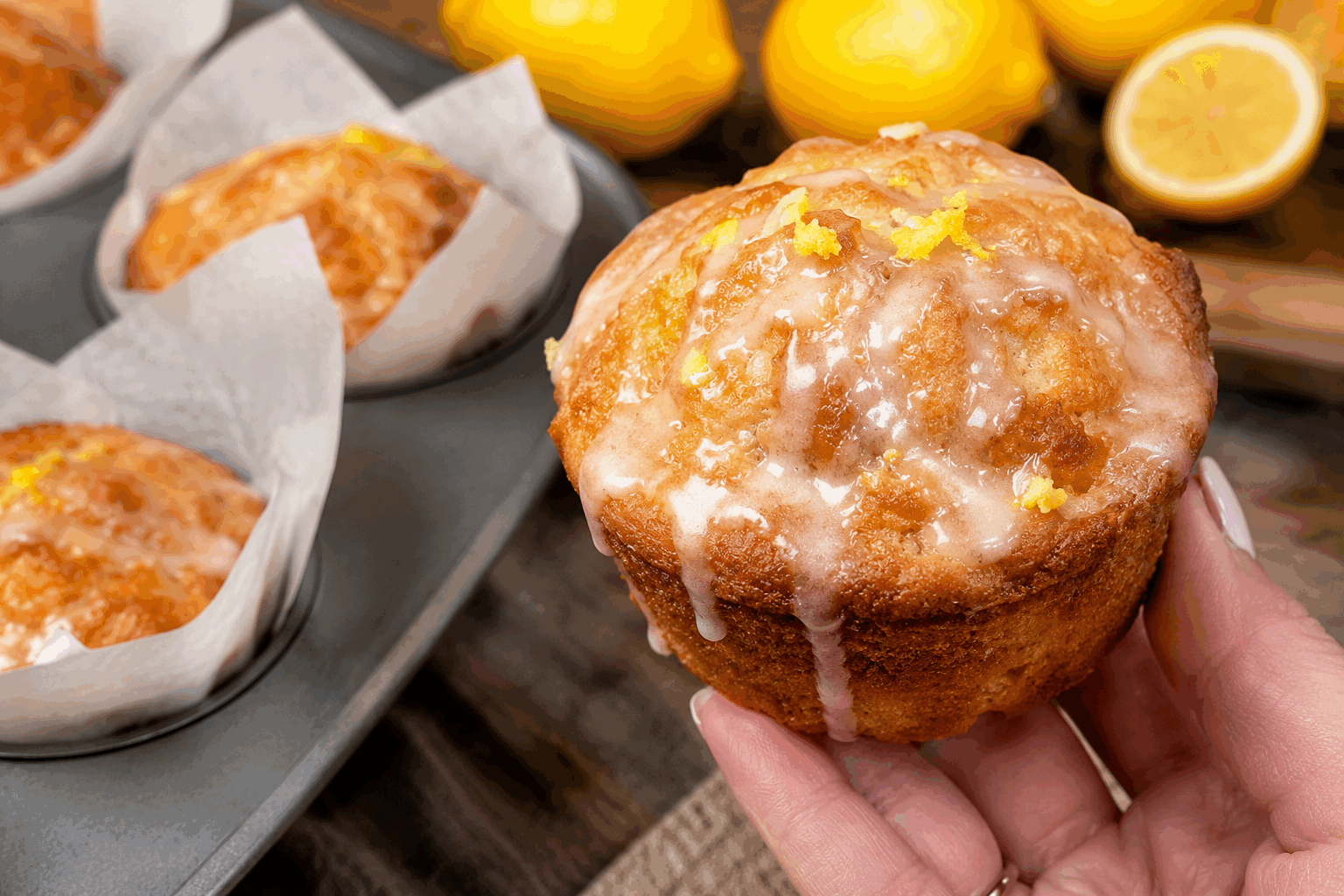 Le secret de ce muffin au citron moelleux qui fond en bouche en 5 minutes 👌✨ Description Ces muffins au citron sont d’une douceur et d’un moelleux exceptionnels, avec un goût frais et acidulé qui réveille les papilles. Leur texture fond littéralement en bouche grâce à une méthode simple et rapide, idéale pour un goûter improvisé ou un petit-déjeuner gourmand. Faciles à préparer, ils se cuisent en seulement cinq minutes, ce qui en fait un délice express parfait pour les amateurs de citron. Informations Temps de préparation : 10 minutes Temps de cuisson : 5 minutes Nombre de portions : 6 muffins Difficulté : Facile Ingrédients Pour la pâte 150 g de farine 100 g de sucre en poudre 1 cuillère à café de levure chimique 1 pincée de sel 2 œufs 80 ml d'huile végétale neutre 120 ml de lait Le jus et le zeste finement râpé d’un citron jaune Pour la garniture (optionnelle) 50 g de sucre glace pour saupoudrer Quelques gouttes de jus de citron supplémentaires Préparation Préchauffe ton four à 200°C en mode chaleur tournante pour une cuisson rapide et homogène. Dans un grand saladier, tamise la farine, la levure chimique, le sel et ajoute le sucre. Mélange bien. Dans un autre bol, bats légèrement les œufs, puis ajoute le lait, l'huile, le jus et le zeste de citron. Mélange pour homogénéiser. Verse les ingrédients liquides sur les ingrédients secs. Mélange délicatement avec une maryse ou une cuillère en bois sans trop travailler la pâte pour conserver le moelleux. Répartis la pâte dans des moules à muffins garnis de caissettes en papier, jusqu’à environ 3/4 de leur hauteur. Enfourne pour 5 minutes seulement. La rapidité de cuisson permet de garder une texture ultra moelleuse et fondante, sans dessécher. À la sortie du four, laisse légèrement tiédir, puis démoule et saupoudre avec le sucre glace mélangé à quelques gouttes de jus de citron pour une touche acidulée et brillante. Astuces Ne pas trop mélanger la pâte pour éviter qu’elle ne devienne dense et sèche. Utilise un four bien préchauffé pour assurer une cuisson rapide et homogène. Opte pour un citron bio afin de pouvoir utiliser le zeste sans risque. Pour garder toute la fraîcheur, déguste ces muffins le jour même ou conserve-les dans une boîte hermétique à température ambiante. Service Servez ces muffins au citron tièdes, simplement accompagnés d’un thé vert ou d’une tasse de café. Ils sont parfaits pour un goûter rapide, un brunch entre amis ou une pause fraîcheur à tout moment de la journée.