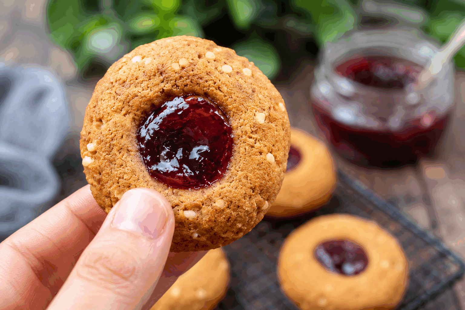 Biscuits à la confiture et noix : la recette secrète qui fait craquer toute la famille 🔥 Description Ces biscuits croustillants et fondants à la fois sont garnis d'une confiture fruitée et agrémentés de morceaux de noix croquants. Inspirés des traditionnels biscuits sablés, ils se dégustent à tout moment de la journée et séduisent petits et grands. Parfaits pour un goûter gourmand ou pour accompagner un thé ou un café. Informations Temps de préparation : 20 minutes Temps de cuisson : 15 minutes Nombre de portions : 20 pièces Difficulté : Facile Ingrédients Pour la pâte 250 g de farine de blé 125 g de beurre doux à température ambiante 100 g de sucre en poudre 1 œuf 1 pincée de sel 1 cuillère à café d’extrait de vanille 1/2 sachet de levure chimique (environ 5 g) 100 g de noix concassées Pour la garniture 100 g de confiture au choix (framboise, fraise, abricot…) Préparation Préchauffe le four à 180°C (chaleur tournante de préférence). Dans un saladier, mélange le beurre ramolli avec le sucre jusqu’à obtenir une texture crémeuse. Ajoute l’œuf et l’extrait de vanille, puis mélange de nouveau jusqu’à incorporation complète. Incorpore la farine tamisée avec la levure chimique et la pincée de sel. Mélange jusqu’à obtenir une pâte homogène. Incorpore délicatement les noix concassées dans la pâte. Étale la pâte sur une surface légèrement farinée sur une épaisseur d’environ 5 mm. A l’aide d’un emporte-pièce rond ou d’un verre, découpe des cercles. Sur la moitié des cercles, dépose une petite cuillère de confiture au centre, en veillant à ne pas trop en mettre pour éviter le débordement. Recouvre avec les cercles restants et presse légèrement les bords pour bien sceller les biscuits. Dépose les biscuits sur une plaque recouverte de papier cuisson, en les espaçant légèrement. Enfourne pour 12 à 15 minutes, jusqu’à ce que les biscuits soient dorés sur les bords. Laisse refroidir sur une grille avant de déguster. Astuces Pour une texture encore plus fondante, ajoute un peu de crème fraîche (10 g) dans la pâte. Privilégie des noix fraîches, croustillantes, que tu peux légèrement toaster pour renforcer leur saveur. Varie les confitures selon la saison et les goûts : framboise pour plus d’acidité, abricot pour une saveur douce. Conserve les biscuits dans une boîte hermétique pour préserver leur croquant plusieurs jours. Service Présente ces biscuits sur un joli plat, accompagnés d’une tasse de thé, de café ou même d’un chocolat chaud. Ils conviennent aussi parfaitement pour un goûter convivial en famille ou à offrir lors de petites fêtes maison.