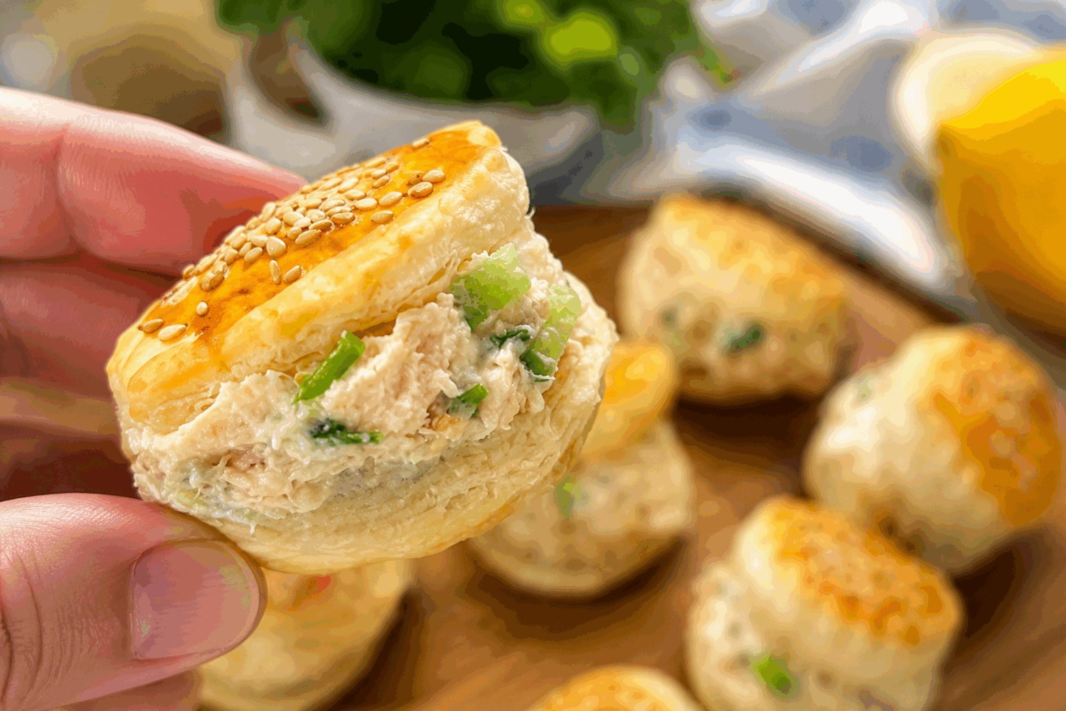 Ces bouchées feuilletées ultra simples qui feront oublier les écrans à vos invités 🔥 Description Ces bouchées feuilletées savoureuses se dégustent en un clin d'œil et raviront vos convives par leur croustillant et leur garniture généreuse. Parfaites pour un apéritif convivial ou une soirée entre amis, elles sont simples à préparer et se révèlent irrésistibles pour oublier les écrans au profit du partage. Une recette rapide et gourmande qui met tout le monde d’accord ! Informations Temps de préparation : 15 minutes Temps de cuisson : 20 minutes Nombre de portions : 20 pièces Difficulté : Facile Ingrédients Pour la pâte 1 rouleau de pâte feuilletée prête à l’emploi (environ 230 g) Pour la garniture 100 g de fromage râpé (emmental, comté ou mozzarella) 50 g de jambon blanc coupé en petits dés 1 cuillère à soupe de moutarde douce 1 jaune d’œuf (pour la dorure) Poivre du moulin Préparation Préchauffe le four à 180°C (chaleur tournante de préférence). Déroule la pâte feuilletée sur une plaque recouverte de papier cuisson. Étale uniformément la moutarde sur la pâte en laissant un bord d’environ 1 cm tout autour. Répartis ensuite le fromage râpé et les dés de jambon sur la mouture, puis poivre légèrement selon ton goût. Roulez la pâte sur elle-même délicatement, en serrant légèrement pour former un long boudin. Place le rouleau au réfrigérateur 10 minutes afin de le raffermir et faciliter la découpe. Découpe ensuite le rouleau en tranches d’environ 1,5 cm d’épaisseur et dispose-les sur la plaque en les espaçant un peu. Bats le jaune d’œuf avec un petit filet d’eau et badigeonne-le sur chaque tranche pour une belle dorure. Enfourne pour 15 à 20 minutes, jusqu’à ce que les bouchées soient bien dorées et gonflées. Laisse tiédir quelques minutes avant de servir. Astuces Pour un goût plus relevé, ajoute une pointe de piment d’Espelette à la moutarde. Tu peux remplacer le jambon par du saumon fumé ou des légumes grillés pour une version végétarienne. Utilise une pâte feuilletée bien froide pour un meilleur croustillant à la cuisson. Serre les tranches un peu plus serrées sur la plaque pour un effet « roulé » plus visible après cuisson. Service Servez ces bouchées feuilletées tièdes en apéritif ou en entrée, accompagnées d’une salade verte fraîche et d’un verre de vin blanc sec. Elles sont parfaites pour stimuler la conversation et provoquer de vrais échanges, loin des écrans et distractions numériques.