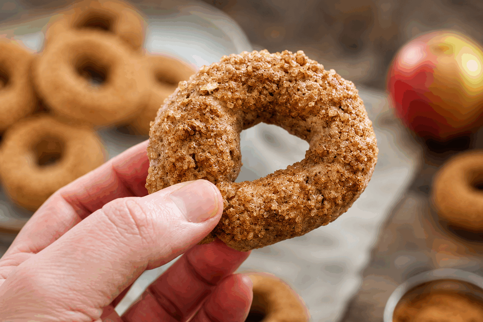 Ces cookies italiens sans œufs ni lait, prêts en 5 ingrédients et ultra fondants 😍 Description Ces cookies italiens sont une délicieuse alternative vegan, sans œufs ni lait, alliant simplicité et gourmandise. Leur texture ultra fondante et leur richesse en saveurs en font des friandises parfaites pour accompagner un café ou un thé. Faciles et rapides à préparer avec seulement 5 ingrédients, ils raviront tous les palais. Informations Temps de préparation : 10 minutes Temps de cuisson : 12 minutes Nombre de portions : 12 cookies Difficulté : Facile Ingrédients Pour la pâte 150 g de farine de blé 70 g de sucre de canne blond 60 ml d’huile d’olive douce ou huile de tournesol 50 ml de lait d’amande (ou tout autre lait végétal) 1/2 cuillère à café de levure chimique 1 pincée de sel Préparation Préchauffe le four à 180°C (chaleur tournante). Dans un saladier, mélange la farine, le sucre, la levure chimique et la pincée de sel. Ajoute l’huile puis le lait végétal petit à petit, en mélangeant avec une cuillère en bois jusqu’à obtenir une pâte homogène légèrement collante. Forme des boules de pâte d’environ 30 g chacune et dépose-les sur une plaque recouverte de papier cuisson en les espaçant bien. Aplatis légèrement chaque boule avec la paume de la main ou le dos d’une cuillère pour obtenir la forme classique de cookie. Enfourne pour 12 minutes, les bords doivent être dorés mais le centre encore moelleux. Laisse refroidir sur la plaque pendant 5 minutes avant de transférer sur une grille pour refroidir complètement. Astuces Pour plus de gourmandise, ajoutez quelques pépites de chocolat noir ou des noix concassées dans la pâte. Ne surcuisez pas les cookies pour garder leur texture fondante au cœur. Utilisez une huile neutre pour ne pas masquer les saveurs douces des autres ingrédients. Conservez-les dans une boîte hermétique à température ambiante pendant 3 jours maximum. Service Servez ces cookies italiens fondants avec un café, un thé ou un chocolat chaud. Ils sont parfaits pour un goûter rapide ou pour accompagner un dessert léger. Vous pouvez également les offrir en cadeau gourmand joliment emballés.