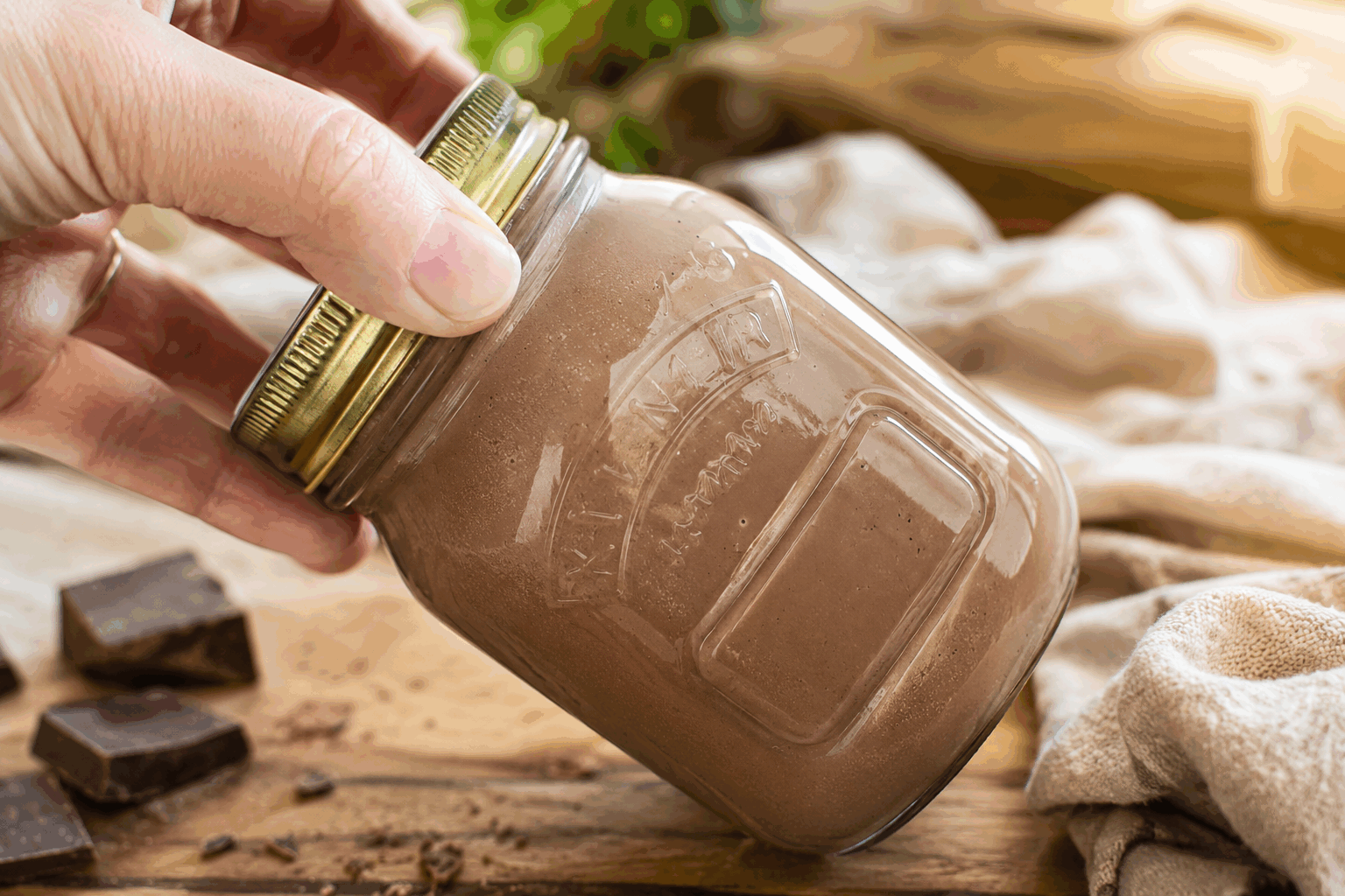 Cette glace crémeuse en bocal prête en 5 minutes va révolutionner vos desserts ! 🔥 Description Découvrez une glace onctueuse et irrésistible, préparée en seulement cinq minutes et servie directement dans un bocal pour un effet gourmand et convivial. Cette recette rapide promet de renouveler vos desserts maison avec une texture crémeuse et des saveurs riches, idéale pour toutes les occasions improvisées ou les envies soudaines de douceur. Informations Temps de préparation : 5 minutes Temps de cuisson : 0 minute Nombre de portions : 4 portions Difficulté : Facile Ingrédients Pour la glace crémeuse 400 ml de crème liquide entière bien froide 200 g de lait concentré sucré 1 cuillère à café d’extrait de vanille naturelle Une pincée de sel Pour la décoration (optionnel) Chocolat râpé ou pépites de chocolat (30 g) Fruits rouges frais (50 g) Feuilles de menthe fraîche Préparation Verse la crème liquide bien froide dans un grand bol. Monte la crème en chantilly ferme à l’aide d’un batteur électrique, cela prendra environ 3 à 4 minutes. Ajoute délicatement le lait concentré sucré, l’extrait de vanille et la pincée de sel à la chantilly, puis incorpore-les doucement à la spatule pour ne pas faire retomber la crème. Répartis immédiatement la préparation dans 4 bocaux individuels propres et hermétiques. Place les bocaux directement au congélateur pendant au moins 4 heures avant de déguster pour obtenir une texture parfaite (la recette est prête à servir 5 minutes après la préparation, mais le congélateur améliore la consistance). Décore les bocaux avec les pépites de chocolat, les fruits rouges et la menthe juste avant de servir. Astuces Utilise une crème liquide entière bien froide pour réussir une chantilly ferme et stable. Pour varier les plaisirs, remplace le lait concentré sucré par un lait concentré non sucré et ajoute 2 cuillères à soupe de sirop d’érable ou de miel. Veille à incorporer délicatement les ingrédients après la chantilly pour conserver sa légèreté. Pour une glace encore plus gourmande, ajoute des morceaux de cookie ou des éclats de noisettes avant de congeler. Service Servez cette glace crémeuse en bocal telle quelle pour un dessert individuel original, lors d’un repas entre amis ou en famille. Elle se marie parfaitement avec un coulis de fruits, un brownie tiède ou quelques biscuits sablés pour varier les textures et les saveurs. Idéal pour impressionner sans effort et savourer un moment de plaisir glacé à tout moment.