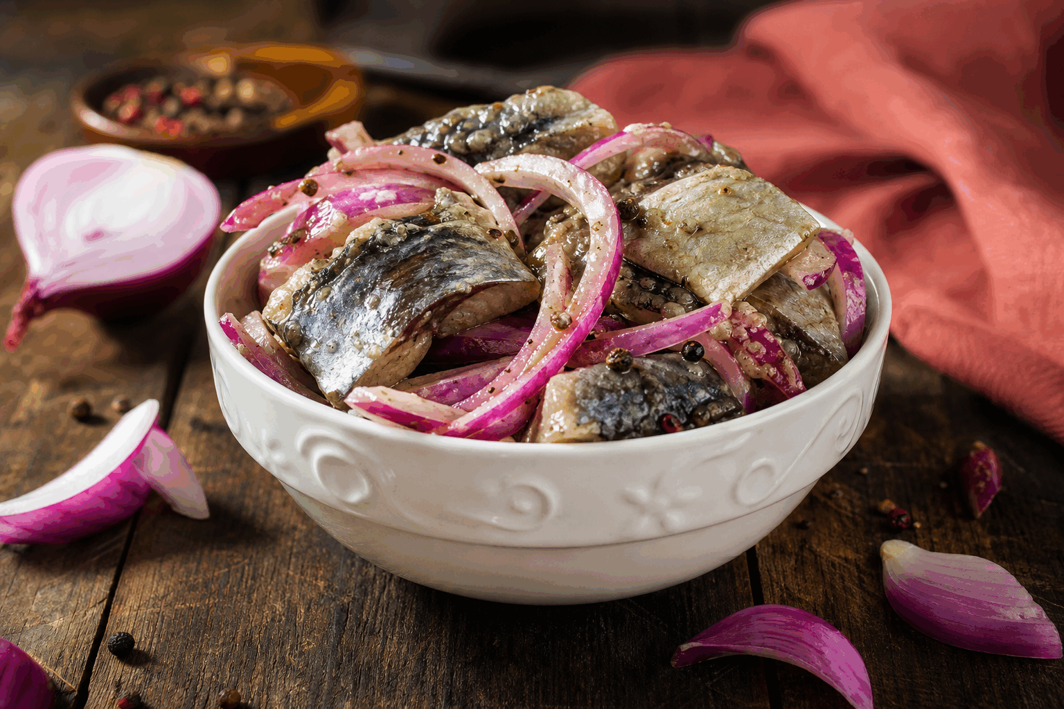 Salade d’aubergines et oignons, prête en 10 min Description Cette salade colorée allie la douceur des aubergines grillées à la fraîcheur et au croquant des oignons. Légère, parfumée et rapide à préparer, elle est idéale en entrée ou en accompagnement d’un plat estival. Sa saveur équilibrée, relevée d’une vinaigrette citronnée, surprendra agréablement vos papilles. Informations Temps de préparation : 10 minutes Temps de cuisson : 5 minutes Nombre de portions : 4 personnes Difficulté : Facile Ingrédients Pour la salade 2 aubergines moyennes 1 oignon rouge 2 cuillères à soupe d’huile d’olive 1 gousse d’ail 1 citron (jus) 1 cuillère à soupe de vinaigre balsamique Quelques brins de persil plat frais Sel et poivre du moulin Préparation Préchauffe une poêle à feu moyen-vif avec 1 cuillère à soupe d’huile d’olive. Coupe les aubergines en rondelles fines ou en petits cubes et fais-les revenir dans la poêle pendant 4 à 5 minutes, jusqu’à ce qu’elles soient dorées et tendres. Laisse-les refroidir. Pèle et émince finement l’oignon rouge. Fais-le tremper quelques minutes dans de l’eau froide pour adoucir son goût puis égoutte-le. Dans un saladier, mélange le jus de citron, le vinaigre balsamique, la gousse d’ail écrasée, le reste d’huile d’olive, du sel et du poivre pour préparer la vinaigrette. Ajoute les aubergines refroidies et l’oignon émincé dans la vinaigrette, puis mélange délicatement pour bien enrober les ingrédients. Hache le persil frais et parsème-en la salade avant de servir. Astuces Pour éviter que les aubergines ne soient trop amères, saupoudre-les de sel avant la cuisson et presse-les légèrement pour éliminer l’eau. Si vous préférez, remplacez l’oignon rouge par des oignons nouveaux pour une saveur plus douce. Cette salade peut être préparée à l’avance : les saveurs n’en seront que plus intenses après un temps de repos au frais. Variez les herbes en ajoutant de la menthe ou du basilic pour une touche méditerranéenne supplémentaire. Service Servez cette salade fraîche à température ambiante en accompagnement de grillades, de poisson ou de pain frais. C’est également une excellente entrée légère pour un repas convivial ou un pique-nique d’été.