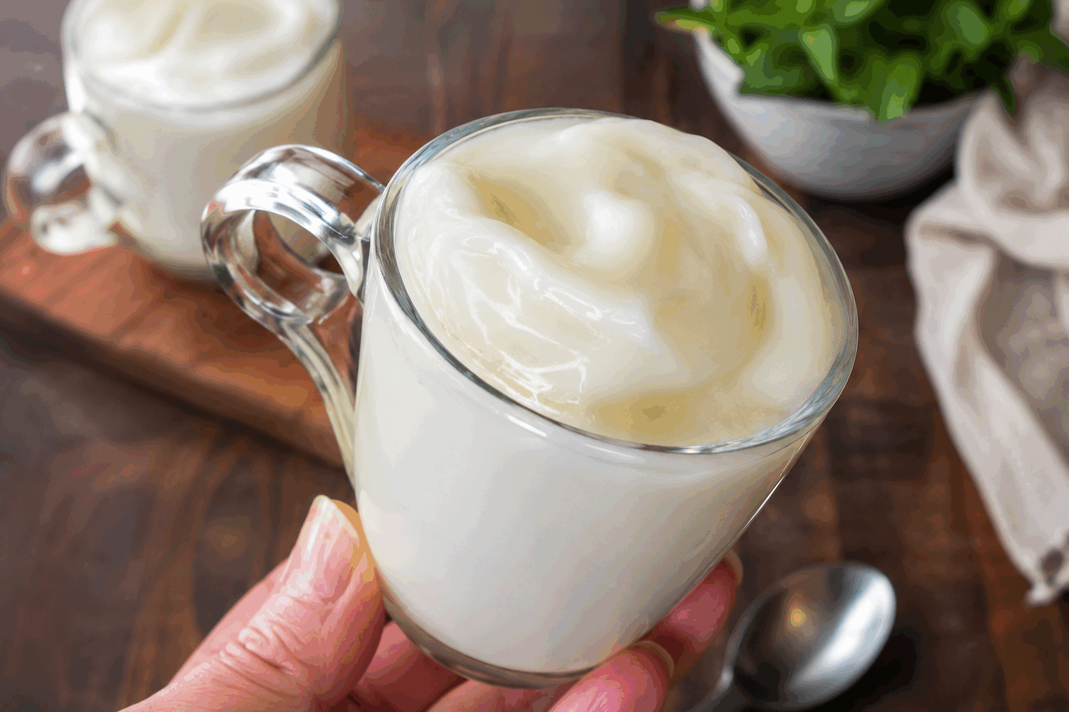 Crème de lait magique en 3 ingrédients, sans œufs ni farine, prête en 5 minutes 😍 Description Cette crème de lait onctueuse et légère est réalisée avec seulement trois ingrédients simples, sans œufs ni farine. Facile et rapide à préparer, elle offre une texture veloutée et un goût doux, parfait pour accompagner desserts ou fruits frais. Idéale pour une touche gourmande express lors d’un goûter ou en dessert improvisé. Informations Temps de préparation : 5 minutes Temps de cuisson : 0 minute Nombre de portions : 4 Difficulté : Facile Ingrédients Pour la crème 400 ml de lait entier 40 g de sucre en poudre 15 g de fécule de maïs (maïzena) Préparation Dans une casserole, verse le lait, le sucre et la fécule de maïs délayée dans un peu de lait froid pour éviter les grumeaux. Fais chauffer à feu moyen sans cesser de remuer avec un fouet jusqu’à ce que la crème épaississe et commence à napper la cuillère, soit environ 3 à 4 minutes. Retire du feu et continue de remuer une minute pour lisser la crème. Laisse tiédir puis verse dans des ramequins ou un bol. Réserve au frais au moins 1 heure avant de déguster pour une texture encore plus onctueuse. Astuces Utilise un fouet pour bien mélanger et éviter les grumeaux lors de la cuisson. La fécule de maïs peut être remplacée par de la farine de riz pour une version sans gluten. Pour varier les plaisirs, ajoute un peu d’extrait de vanille ou de zeste d’agrume lors de la cuisson. Consomme cette crème rapidement, au maximum 48 heures après préparation, pour garantir fraîcheur et saveurs. Service Servez cette crème de lait magique seule ou accompagnée de fruits rouges frais, de biscuits sablés ou d’un coulis de fruits. Son côté neutre et doux s’adapte aussi très bien pour garnir des pâtisseries ou pour un dessert léger et rapide à tout moment.
