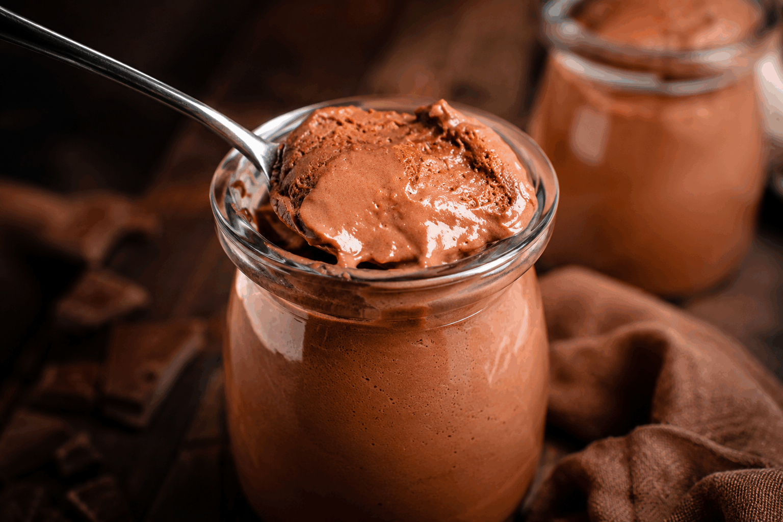 Crème dessert légère en 3 ingrédients, sans sucre ni œufs : prête en 5 minutes ! ✨👌 Description Cette crème dessert légère se prépare en un rien de temps avec seulement trois ingrédients simples, sans sucre ajouté ni œufs. Sa texture est onctueuse et veloutée, idéale pour une pause gourmande saine et naturelle. Parfaite pour ceux qui souhaitent une douceur légère et rapide à préparer, elle convient aussi bien en dessert qu’en collation. Informations Temps de préparation : 5 minutes Temps de cuisson : 0 minute Nombre de portions : 4 Difficulté : Facile Ingrédients Pour la crème dessert 400 ml de lait végétal (amande, avoine ou soja) 30 g de fécule de maïs (Maïzena) 1 cuillère à soupe de purée de fruits (compote de pomme sans sucre ajouté ou purée de banane) Préparation Dans une casserole, verse le lait végétal et ajoute la fécule de maïs. Fouette énergiquement pour bien dissoudre la fécule et éviter les grumeaux. Place la casserole sur feu moyen et continue de fouetter pendant environ 3 minutes jusqu’à ce que le mélange épaississe et devienne crémeux. Retire la casserole du feu, puis ajoute la purée de fruits. Mélange bien pour incorporer la douceur naturelle sans sucre ni œuf. Verse la crème dans des verrines ou petits pots et laisse refroidir à température ambiante. Réfrigère au moins 1 heure avant de servir pour une texture plus ferme et agréable. Astuces Pour une finition encore plus onctueuse, tu peux ajouter une cuillère à café d’huile de coco fondue juste après la cuisson. Varie les laits végétaux pour ajuster la saveur : l’avoine apporte une touche plus douce tandis que l’amande donne un goût subtil. Si tu souhaites une version aromatisée, ajoute un peu d’extrait de vanille ou de zeste d’agrumes lors de la cuisson. Pour éviter les grumeaux, n’hésite pas à tamiser la fécule avant de l’incorporer au liquide. Service Présente cette crème dessert légère accompagnée d’un fruit frais ou de quelques éclats de noix pour plus de croquant. Elle s’invite parfaitement en dessert rapide ou en goûter sain, à consommer frais pour mieux apprécier sa texture veloutée.