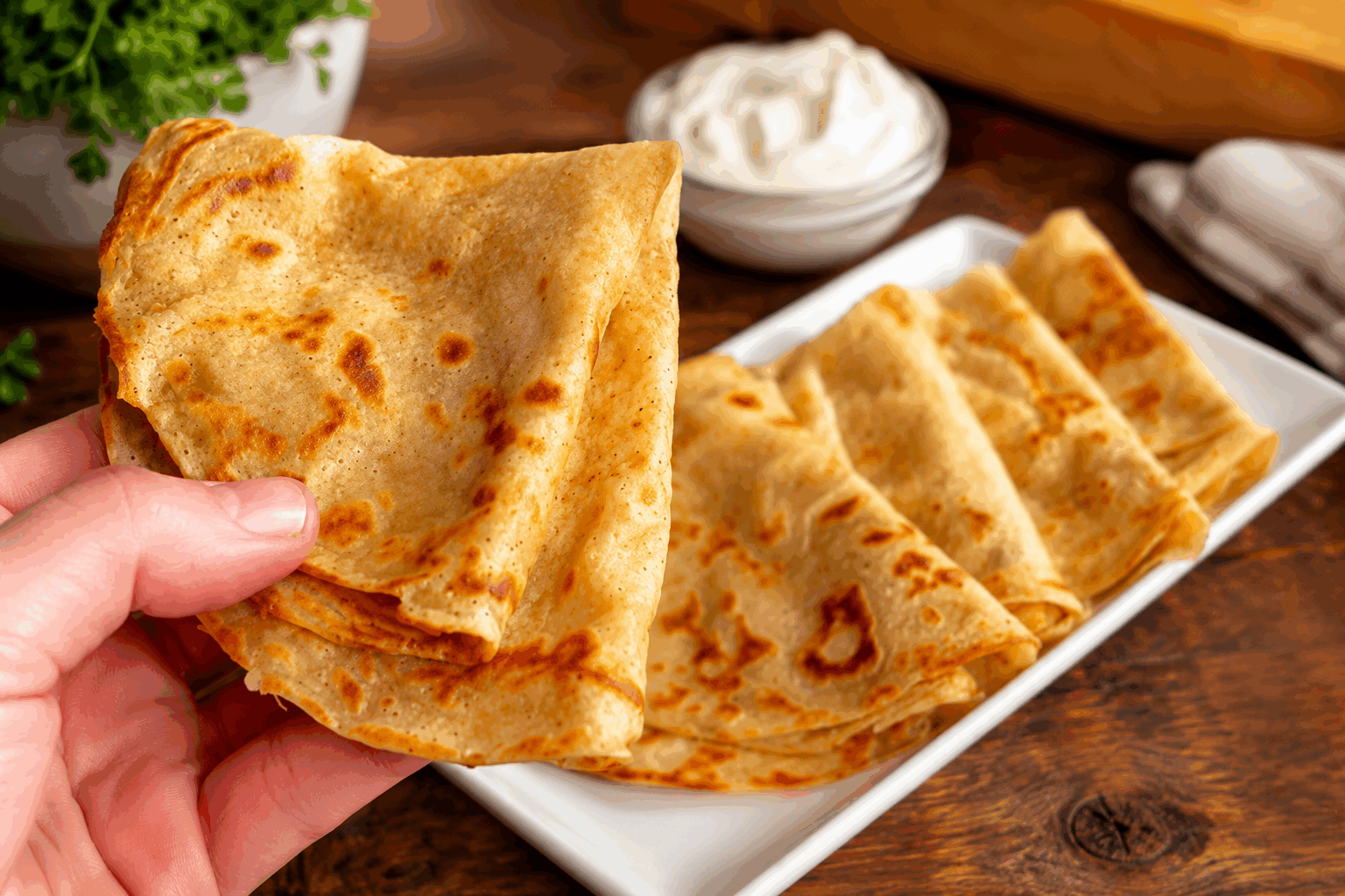 Crêpes au yaourt sans œufs ni farine, prêtes en 5 minutes et délicieuses 🥞 Description Ces crêpes légères et moelleuses se préparent rapidement grâce à une pâte à base de yaourt et sans œufs ni farine traditionnelle. Parfaites pour un encas sain ou un petit-déjeuner gourmand, elles conviennent aux personnes intolérantes aux œufs et sans gluten. Leur texture douce et leur goût légèrement acidulé raviront tous les palais. Informations Temps de préparation : 5 minutes Temps de cuisson : 10 minutes Nombre de portions : 4 crêpes Difficulté : Facile Ingrédients Pour la pâte 150 g de yaourt nature (type yaourt grec ou yaourt à la grecque) 60 g de fécule de maïs (maïzena) 120 ml de lait végétal ou lait demi-écrémé 1 cuillère à soupe de sucre (facultatif) 1 cuillère à café de levure chimique 1 pincée de sel 1 cuillère à soupe d'huile végétale (tournesol ou colza) pour la pâte Un peu d'huile pour la cuisson Préparation Dans un saladier, mélange le yaourt avec le lait végétal jusqu’à obtenir un mélange homogène. Ajoute la fécule de maïs, la levure chimique, le sucre et la pincée de sel. Mélange bien pour éviter les grumeaux. Incorpore l’huile végétale et fouette doucement pour obtenir une pâte lisse et fluide. La consistance doit être légèrement plus épaisse qu’une pâte à crêpes classique. Fais chauffer une poêle antiadhésive à feu moyen et huile-la légèrement avec un papier absorbant imbibé d’huile. Verse une louche de pâte dans la poêle chaude et étale légèrement si besoin. Fais cuire 2 à 3 minutes jusqu’à ce que des bulles apparaissent à la surface, puis retourne délicatement la crêpe. Cuire encore 1 à 2 minutes sur l’autre face, puis dépose la crêpe sur une assiette. Répète l’opération avec le reste de la pâte. Astuces Utilise un yaourt bien épais (grec ou à la grecque) pour une meilleure tenue de la pâte. Si la pâte est trop épaisse, ajoute un peu plus de lait végétal pour ajuster la consistance. Pour éviter que les crêpes ne collent, bien chauffer la poêle entre chaque crêpe et la graisser légèrement. Varie les plaisirs en ajoutant des zestes d’agrumes ou un peu de vanille à la pâte pour parfumer subtilement. Service Servez ces crêpes nappées de confiture, de sirop d’érable, ou saupoudrées de sucre glace pour un goûter simple et gourmand. Elles accompagnent aussi très bien un coulis de fruits rouges ou une compote maison, à déguster en famille ou entre amis.