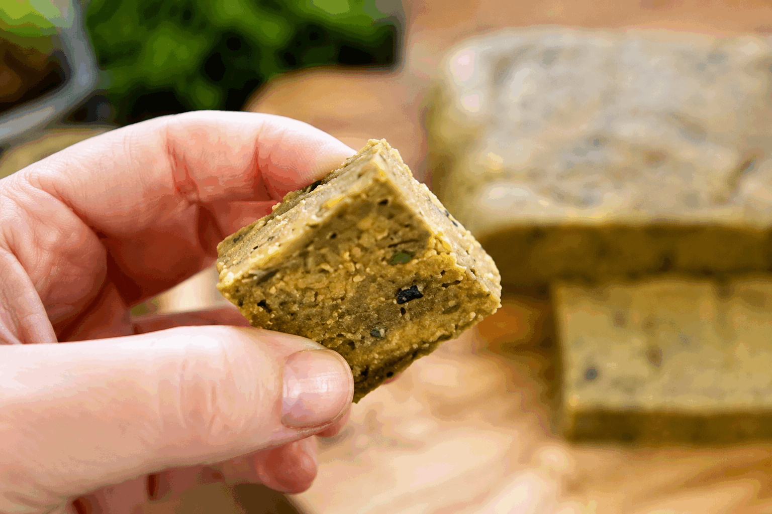 Cubes de bouillon maison en 5 minutes, la recette simple et savoureuse qui change tout 👌 Description Ces cubes de bouillon maison sont une solution rapide et gourmande pour ajouter du goût à tous vos plats. Faciles à préparer en seulement 5 minutes, ils apportent une richesse aromatique naturelle, sans additifs. Parfaits pour rehausser soupes, sauces ou risottos, ils s’intègrent parfaitement à une cuisine maison et saine. Informations Temps de préparation : 5 minutes Temps de cuisson : 0 minute Nombre de portions : 12 cubes Difficulté : Facile Ingrédients Ingrédients pour les cubes de bouillon 100 g de légumes râpés (carottes, céleri, oignon) 1 gousse d’ail écrasée 2 cuillères à soupe de levure alimentaire (ou poudre de bouillon déshydraté pour plus de goût) 1 cuillère à café de sel fin 1 cuillère à café de thym séché 1 cuillère à soupe de persil frais haché 2 cuillères à soupe d’huile d’olive 1 cuillère à café de poivre noir moulu Préparation Mélangez dans un bol les légumes râpés avec l’ail écrasé. Ajoutez la levure alimentaire, le sel, le thym, le persil, le poivre et l’huile d’olive. Mélangez bien jusqu’à obtenir une préparation homogène et légèrement collante. Répartissez cette préparation dans un bac à glaçons ou dans des petits moules en silicone pour former des cubes. Pressez bien pour tasser et réservez au réfrigérateur pendant 1 heure pour que les saveurs se mélangent bien. Démoulez les cubes et conservez-les dans une boîte hermétique au réfrigérateur jusqu’à une semaine, ou au congélateur pour une conservation plus longue. Astuces La levure alimentaire apporte un goût umami sans ajouter de sel excessif. Vous pouvez ajouter un peu de poudre d’amande ou de noix pour une texture plus riche et un goût plus gourmand. Pour une version vegan, évitez tout bouillon industriel et privilégiez des herbes fraîches et de la levure alimentaire. Utilisez un petit robot pour râper rapidement les légumes et gagner du temps. Service Utilisez ces cubes de bouillon maison pour relever directement vos bouillons, soupes ou plats mijotés. Ils se dissolvent facilement à chaud et apportent une saveur fraîche, naturelle et intense. Parfaits pour une cuisine saine et rapide en toute saison !