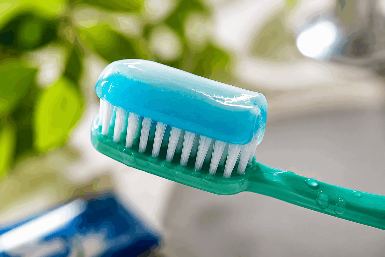 Faites votre dentifrice maison en 3 ingrédients simples, surprenant et naturel 👌✨ Description Cette recette simple et naturelle vous permet de réaliser un dentifrice maison efficace avec seulement trois ingrédients accessibles. Sa texture douce et légèrement granuleuse procure une sensation de fraîcheur sans utiliser de produits chimiques agressifs. Idéal pour ceux qui souhaitent une alternative naturelle et respectueuse de leur santé bucco-dentaire. Informations Temps de préparation : 5 minutes Temps de cuisson : 0 minutes Nombre de portions : 1 pot (environ 100 g) Difficulté : Facile Ingrédients Pour le dentifrice maison 3 cuillères à soupe de bicarbonate de soude alimentaire (environ 30 g) 2 cuillères à soupe d’huile de coco fractionnée ou solide (environ 30 g) 10 gouttes d’huile essentielle de menthe poivrée (optionnelle pour la fraîcheur) Préparation Faites fondre l’huile de coco au bain-marie ou au micro-ondes jusqu’à ce qu’elle devienne liquide. Dans un bol, mélangez le bicarbonate de soude avec l’huile de coco fondue jusqu’à obtenir une pâte homogène mais encore un peu granuleuse. Ajoutez l’huile essentielle de menthe poivrée et mélangez bien pour parfumer votre dentifrice. Transférez la préparation dans un petit pot propre et laissez durcir à température ambiante ou au réfrigérateur pendant 1 à 2 heures. Avant chaque utilisation, prélevez une petite quantité avec votre brosse à dents humide et brossez-vous les dents comme avec un dentifrice classique. Astuces Utilisez de l’huile de coco fractionnée si vous préférez une texture toujours fluide, sans qu’elle durcisse. Remplacez la menthe poivrée par de l’huile essentielle d’eucalyptus ou de tea tree pour un autre parfum rafraîchissant et des propriétés antibactériennes. Ne pas avaler le dentifrice maison et rincez-vous bien la bouche après usage. Conservez votre dentifrice au frais et à l’abri de la lumière pour préserver ses qualités. Service Utilisez ce dentifrice naturel au quotidien pour un nettoyage doux et efficace. Son côté surprenant réside dans sa simplicité et son origine 100 % naturelle, parfaite pour les personnes soucieuses d’éviter les composés chimiques présents dans les dentifrices industriels.