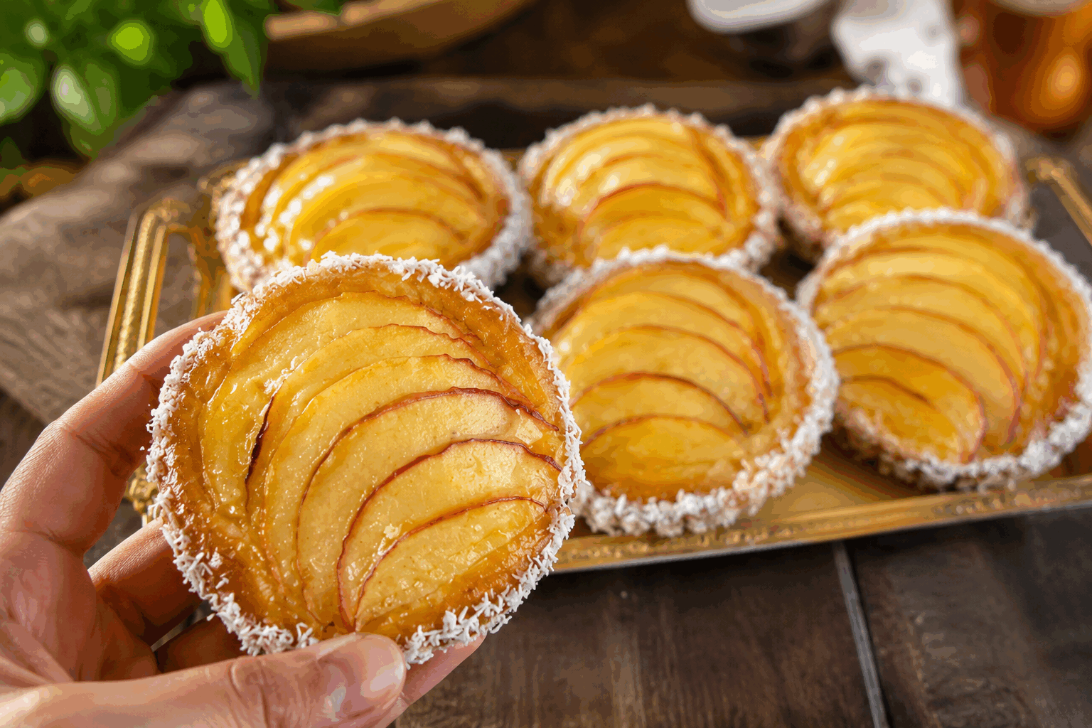 Gâteau minute à la pomme et à l’œuf, uniquement 2 ingrédients et 5 minutes de plaisir 🍎👌 Description Ce gâteau minute à la pomme et à l’œuf est une recette express, simple et saine, idéale pour une collation gourmande ou un dessert improvisé. Sa texture moelleuse et légèrement sucrée met en valeur la douceur naturelle de la pomme. Facile et rapide, il convient parfaitement aux débutants comme à ceux qui manquent de temps. Informations Temps de préparation : 3 minutes Temps de cuisson : 2 minutes Nombre de portions : 1 gâteau individuel Difficulté : Facile Ingrédients Pour le gâteau 1 pomme moyenne (environ 150 g) 1 œuf entier moyen (environ 50 g) Préparation Lave et épluche la pomme, puis râpe-la finement à l'aide d'une râpe à gros trous. Bats l’œuf dans un bol jusqu'à ce qu'il soit homogène. Ajoute la pomme râpée à l’œuf battu et mélange vigoureusement pour bien incorporer tous les ingrédients. Verse la préparation dans un petit moule allant au micro-ondes ou dans une tasse adaptée. Cuis au micro-ondes à puissance maximale pendant environ 1 minute 30 à 2 minutes, jusqu’à ce que le gâteau soit ferme au toucher. Laisse tiédir une minute avant de démouler ou de déguster directement dans la tasse. Astuces Choisis une pomme bien sucrée pour éviter d’ajouter du sucre. Pour un gâteau encore plus moelleux, ajoute une pincée de cannelle ou un peu d’extrait de vanille dans la préparation. Si tu n’as pas de micro-ondes, tu peux cuire le gâteau dans une petite poêle antiadhésive à feu doux en couvrant, en retournant délicatement après 2 minutes. Consomme-le rapidement pour profiter de toute sa fraîcheur et de son moelleux. Service Serre ce gâteau minute nature pour un encas léger, ou accompagne-le d’un yaourt nature ou d’une boule de glace à la vanille pour un dessert gourmand mais rapide. Idéal pour une pause sucrée sans culpabiliser, à tout moment de la journée.