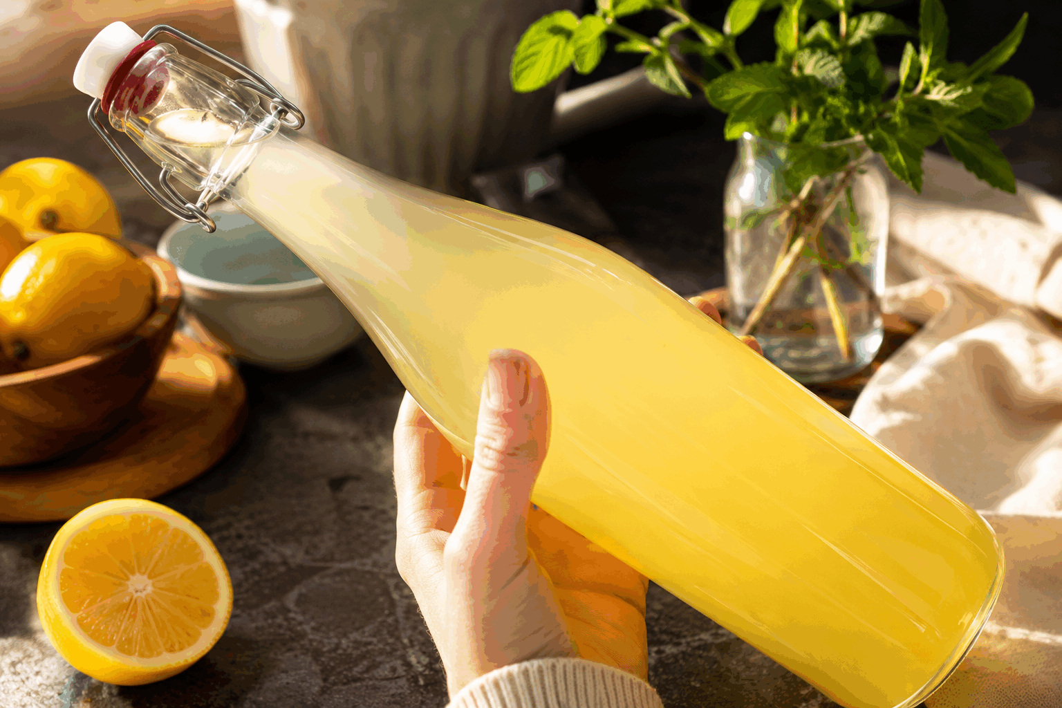 La boisson probiotique maison pour des intestins en pleine forme en 5 minutes 🍋✨ Description Cette boisson probiotique maison est un élixir rafraîchissant et légèrement acidulé, parfait pour favoriser une bonne digestion et renforcer la flore intestinale. Facile et rapide à préparer, elle combine les bienfaits des ferments naturels avec la fraîcheur du citron et la douceur du miel. Idéale à consommer quotidiennement, elle stimule votre bien-être intestinal naturellement. Informations Temps de préparation : 5 minutes Temps de cuisson : 0 minute Nombre de portions : 2 personnes Difficulté : Facile Ingrédients Pour la boisson probiotique 300 ml d’eau filtrée à température ambiante 1 cuillère à soupe de miel liquide bio 1 citron bio (jus et zestes) 1 cuillère à soupe de kéfir de lait ou de kéfir d’eau (grain de kéfir frais) 1 petite cuillère à café de gingembre frais râpé Préparation Lave soigneusement le citron, puis râpe finement un peu de zeste en évitant la partie blanche, qui est amère. Presse le citron pour en extraire le jus, en filtrant les pépins. Dans une bouteille ou un bocal en verre d’environ 500 ml, verse l’eau à température ambiante, puis ajoute le miel et mélange bien jusqu’à dissolution totale. Ajoute le jus de citron, les zestes, le gingembre râpé, puis les grains de kéfir. Ferme la bouteille avec un couvercle non hermétique (ex. couvercle légèrement vissé ou tissu maintenu par un élastique) pour permettre la fermentation douce). Laisse reposer à température ambiante à l’abri de la lumière directe pendant 4 à 5 heures pour que la fermentation débute. Filtre la boisson pour retirer les zestes, gingembre et grains de kéfir. Réserve au frais et consomme votre boisson probiotique fraîche dans la journée. Astuces Utilise de l’eau filtrée ou minérale pour éviter le chlore qui tue les ferments. Si tu n’as pas de grains de kéfir, remplace par 2 cuillères à soupe de yaourt nature bio très riche en probiotiques. Adapte la quantité de miel selon ton goût, tu peux aussi utiliser du sirop d’agave pour une boisson vegan. Prépare cette boisson le matin pour profiter de son effet dynamisant toute la journée. Service Sers frais dans un verre transparent pour apprécier sa belle couleur légèrement trouble et ses bulles fines issues de la fermentation. Parfaite en début de repas ou lors d’une collation, cette boisson accompagne très bien une alimentation saine et équilibrée. À boire quotidiennement pour soutenir naturellement ta flore intestinale et ton énergie.