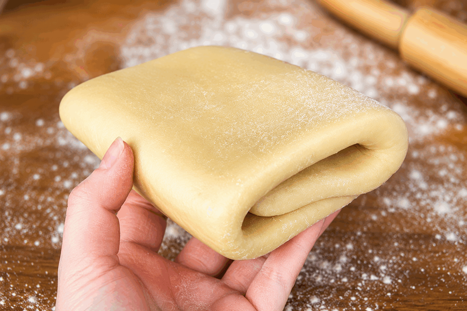 La pâte à tarte à l’eau chaude en 5 minutes, sans œufs ni beurre, un secret d’anglais 👌 Description Cette pâte à tarte anglaise, simple et rapide à préparer, est une alternative légère sans œufs ni beurre. Sa texture souple et légèrement friable résulte de la cuisson avec de l’eau chaude qui facilite le mélange des ingrédients. Idéale pour toutes sortes de tartes salées ou sucrées, elle accompagne à merveille vos recettes maison. Informations Temps de préparation : 5 minutes Temps de cuisson : 20 à 25 minutes (à blanc ou avec garniture) Nombre de portions : 6 à 8 parts Difficulté : Facile Ingrédients Pour la pâte 250 g de farine de blé 1 cuillère à café de sel fin 60 ml d’huile végétale (tournesol ou colza) 125 ml d’eau très chaude (pas bouillante, environ 70-80°C) Préparation Verse la farine et le sel dans un grand saladier. Mélange rapidement pour répartir le sel. Ajoute l’huile végétale en filet tout en mélangeant à la fourchette ou à la main pour obtenir une texture sableuse. Verse lentement l’eau très chaude sur la farine tout en remuant avec une cuillère en bois ou une spatule. Mélange jusqu’à ce que la pâte forme une boule homogène. Si la pâte est trop collante, ajoute un peu de farine. Transfère la pâte sur un plan de travail légèrement fariné et pétris-la rapidement pour la rendre souple et lisse (environ 1 à 2 minutes). Enveloppe la pâte dans un film alimentaire et laisse-la reposer 10 minutes à température ambiante. Étale ensuite la pâte avec un rouleau sur environ 3-4 mm d’épaisseur avant de la placer dans ton moule à tarte. Précuis la pâte à blanc dans un four préchauffé à 180°C pendant 15 à 20 minutes, en utilisant des billes de cuisson ou des légumes secs pour éviter qu’elle ne gonfle. Ajoute ta garniture préférée puis poursuis la cuisson selon la recette choisie. Astuces Utilise de l’eau chaude mais pas bouillante pour ne pas "cuire" la farine prématurément et obtenir une pâte plus souple. Tu peux remplacer l’huile végétale par de l’huile d’olive pour une saveur plus prononcée, idéale pour les tartes salées. Ne travaille pas trop la pâte pour éviter qu’elle ne devienne élastique et difficile à étaler. Conserve la pâte au réfrigérateur enveloppée d’un film alimentaire si tu ne l’utilises pas immédiatement, elle se garde 24 heures. Service Servez cette pâte avec une garniture de légumes rôtis, une quiche légère ou une tarte aux fruits selon la saison. Son absence de beurre et d’œufs la rend digeste et idéale pour un repas familial ou un goûter sain. Accompagne ta tarte d’une salade verte croquante ou d’un thé léger pour un moment convivial et gourmand.