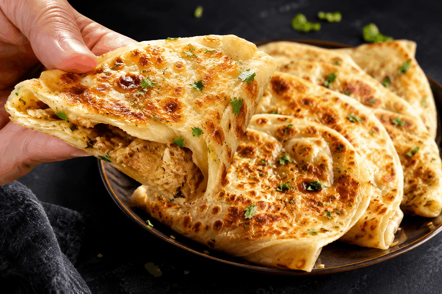 La recette secrète du gözleme turc, 5 minutes de préparation et un goût incroyable ✨ Description Le gözleme est une spécialité turque traditionnelle, une fine crêpe salée garnie d’ingrédients savoureux et cuite à la poêle jusqu’à obtenir une pâte dorée et croustillante. Ce plat simple et rapide à préparer dévoile des saveurs délicates et réconfortantes, parfait pour un repas léger ou une collation gourmande. Originaire des régions anatoliennes, il est régulièrement dégusté en famille ou entre amis. Informations Temps de préparation : 5 minutes Temps de cuisson : 10 minutes Nombre de portions : 4 pièces Difficulté : Facile Ingrédients Pour la pâte 250 g de farine de blé 1/2 cuillère à café de sel 150 ml d’eau tiède 1 cuillère à soupe d’huile d’olive Pour la garniture 200 g de fromage feta émietté 100 g d’épinards frais lavés et hachés 1 petit oignon finement haché 1 cuillère à soupe d’huile d’olive Poivre noir moulu, au goût Préparation Délaye la farine et le sel dans un saladier. Ajoute l’eau tiède et l’huile d’olive, puis pétris la pâte à la main jusqu’à ce qu’elle devienne lisse et élastique (environ 5 minutes). Couvre la pâte d’un linge propre et laisse-la reposer pendant 10 minutes. Pendant ce temps, prépare la garniture : fais chauffer l’huile d’olive dans une poêle, ajoute l’oignon et fais-le revenir jusqu’à ce qu’il soit translucide. Ajoute les épinards hachés, fais-les cuire 2 minutes pour les attendrir, puis laisse refroidir. Mélange ensuite avec le fromage feta émietté et poivre selon ton goût. Divise la pâte en 4 boules égales. Sur un plan de travail légèrement fariné, étale chaque boule en un disque très fin, d’environ 20 cm de diamètre. Dépose uniformément la garniture sur une moitié du disque, puis replie la pâte par-dessus pour former un demi-cercle. Scelle bien les bords en appuyant avec les doigts. Chauffe une poêle antiadhésive à feu moyen. Fais cuire chaque gözleme environ 3 minutes de chaque côté, jusqu’à ce qu’ils soient bien dorés et croustillants. Sers aussitôt, accompagné d’un yaourt nature ou d’une salade fraîche. Astuces Pour une pâte encore plus souple, laisse reposer la pâte au moins 20 minutes si tu as le temps. Varie la garniture avec de la viande hachée, des pommes de terre écrasées ou des herbes fraîches comme la menthe ou le persil. Si tu n’as pas de poêle antiadhésive, ajoute un peu d’huile d’olive pour éviter que le gözleme n’attache. Pour garder la garniture bien humide, n’hésite pas à incorporer un peu de yaourt dans le mélange fromage-épinards. Service Dispose les gözleme chauds sur un plat, coupe-les en quartiers pour faciliter la dégustation. Ils accompagnent parfaitement un bol de soupe, une salade verte ou un mezze varié pour un repas turc authentique et convivial. Parfaits pour un déjeuner sur le pouce ou un dîner léger entre amis.