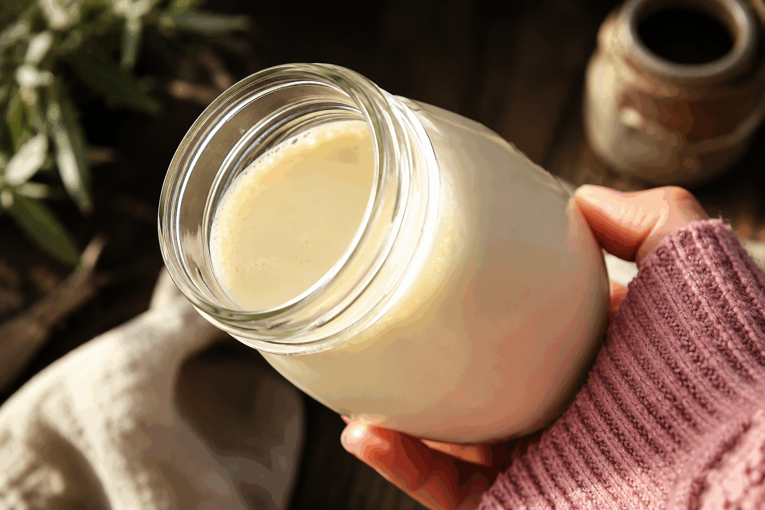 Lait concentré maison sans cuisson ni sucre, prêt en 5 minutes seulement 🔥 Description Ce lait concentré maison est une alternative saine et rapide au lait concentré traditionnel, sans cuisson ni ajout de sucre. Sa texture est douce et légèrement crémeuse, idéale pour les préparations sucrées ou salées. Parfait pour ceux qui recherchent une recette simple, naturelle et express. Informations Temps de préparation : 5 minutes Temps de cuisson : 0 minute Nombre de portions : 250 ml (environ 1 pot) Difficulté : Facile Ingrédients Pour le lait concentré maison 200 ml de lait entier (ou lait végétal non sucré pour une version végétalienne) 50 g de fromage frais type fromage blanc 0% (ou yaourt nature pour une alternative) 1 cuillère à café d’extrait de vanille naturelle (facultatif) Préparation Versez le lait entier et le fromage frais dans un bol ou un mixeur. Ajoutez l’extrait de vanille si vous souhaitez parfumer délicatement votre lait concentré. Mélangez ou mixez à l’aide d’un fouet ou d’un mixeur plongeant pendant environ 2 minutes, jusqu’à obtenir une texture homogène et légèrement épaisse. Laissez reposer 2 à 3 minutes pour que la préparation épaississe un peu plus naturellement. Transférez dans un récipient hermétique et conservez au réfrigérateur avant utilisation. Astuces Utilisez du lait entier pour une texture plus riche et onctueuse. Pour une version vegan, prenez un lait d’amande ou soja non sucré, et remplacez le fromage frais par un yaourt végétal nature. Pensez à bien fouetter pour incorporer de l’air et obtenir un lait concentré plus léger. Conservez ce lait concentré maison au réfrigérateur et consommez-le dans les 3 à 4 jours. Service Servez ce lait concentré maison en accompagnement de desserts comme les fruits frais, les crêpes, ou encore dans des boissons chaudes comme le café ou le chocolat chaud. Il peut aussi être intégré dans des recettes pâtissières pour remplacer le lait concentré sucré traditionnel.