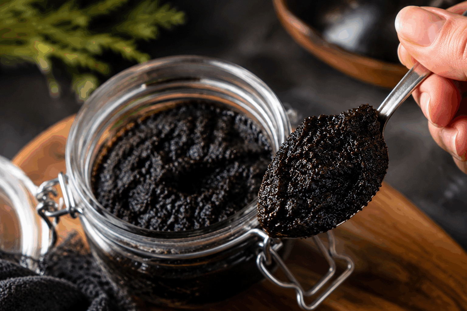 Ma grand-mère préparait cette pâte riche en fer en seulement 2 ingrédients 👌✨ Description Cette pâte traditionnelle est une préparation simple et nutritive, particulièrement riche en fer grâce à ses ingrédients naturels. Elle se caractérise par une texture dense et légèrement granuleuse, idéale pour accompagner des plats salés ou sucrés. Parfaite pour un encas énergétique ou pour renforcer les apports en fer au quotidien. Informations Temps de préparation : 10 minutes Temps de cuisson : 5 minutes Nombre de portions : 4 Difficulté : Facile Ingrédients Pour la pâte riche en fer 200 g de farine de pois chiches 180 ml d’eau tiède 1 pincée de sel (facultatif) Préparation Verse la farine de pois chiches dans un grand bol. Ajoute progressivement l’eau tiède tout en mélangeant avec un fouet ou une cuillère en bois pour éviter les grumeaux. Incorpore une pincée de sel pour relever légèrement la saveur. Laisse reposer la pâte 5 minutes, elle va légèrement épaissir. Fais chauffer une poêle antiadhésive à feu moyen et verse une louche de pâte pour former une galette. Cuire environ 3 minutes de chaque côté jusqu’à obtenir une surface dorée et une texture ferme. Répète jusqu’à épuisement de la pâte. Astuces Utilise de l’eau tiède pour faciliter l’hydratation de la farine et éviter les grumeaux. La farine de pois chiches est naturellement riche en fer et protéines, idéale pour renforcer ton apport nutritionnel. Tu peux aromatiser la pâte avec des herbes fraîches ou des épices comme le cumin pour varier les saveurs. Conserve les galettes au chaud dans un torchon propre pendant la cuisson des autres. Service Servez cette pâte en galettes chaudes, accompagnées d’une salade fraîche ou garnies de légumes grillés. Elles sont parfaites pour un repas rapide, un brunch ou un encas sain, apportant une touche traditionnelle et nutritive à ta table.