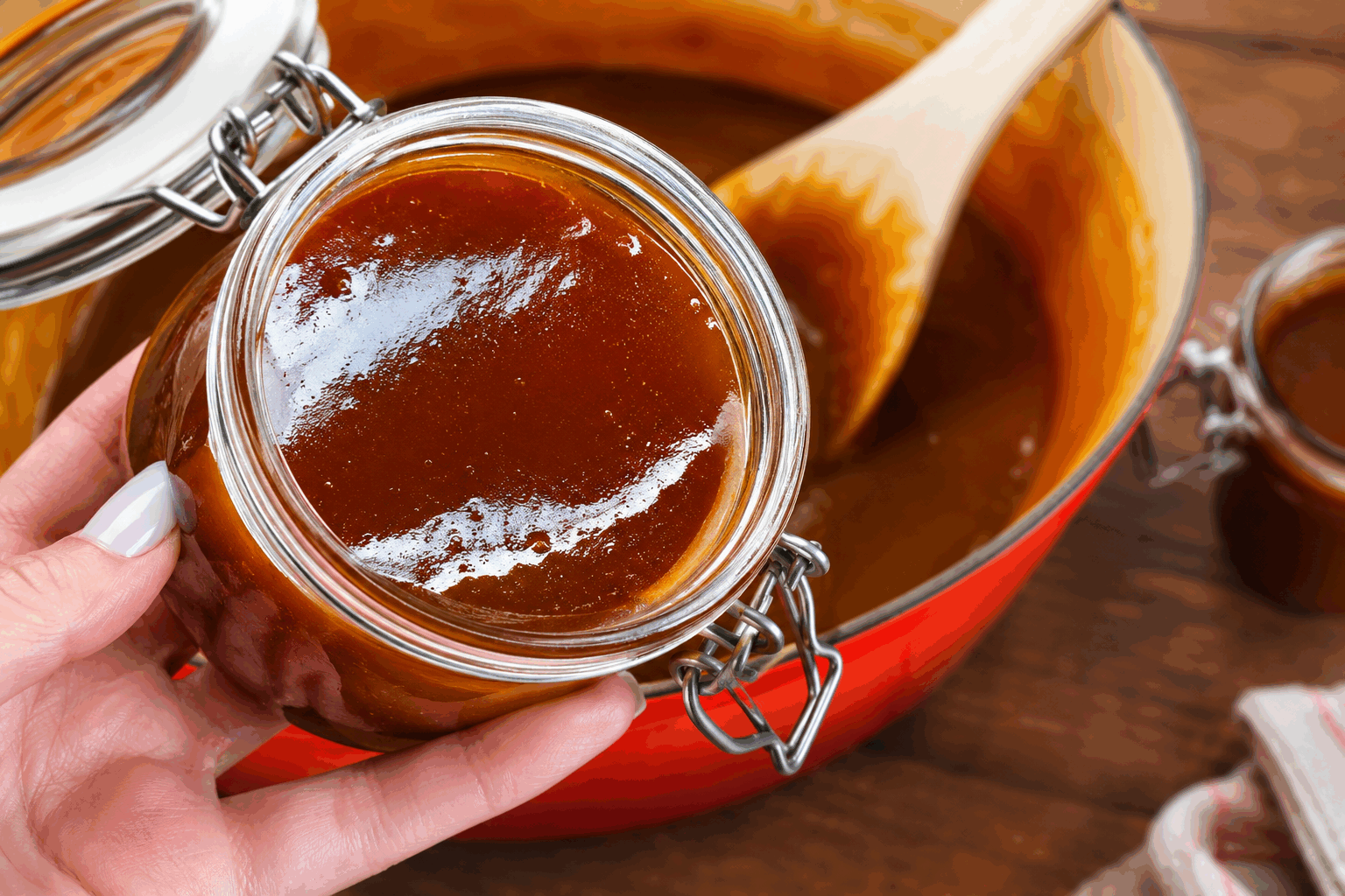 Miel de fruits sans sucre : la recette secrète qui remplace la confiture classique 🔥 Description Ce miel de fruits sans sucre est une alternative naturelle et saine à la confiture traditionnelle. Sa texture onctueuse et son goût fruité intense rappellent celui du miel, avec une douceur apportée uniquement par les fruits mûrs. Parfait pour tartiner au petit-déjeuner ou agrémenter vos desserts, ce mélange facile à préparer s’adapte à toutes les saisons. Informations Temps de préparation : 15 minutes Temps de cuisson : 30 minutes Nombre de portions : 6 pots Difficulté : Facile Ingrédients Pour le miel de fruits 500 g de pommes bien mûres 300 g de poires mûres 200 g de prunes dénoyautées 1 citron (jus et zeste) 2 cuillères à soupe d'eau 1 cuillère à café de cannelle en poudre (facultatif) Préparation Épluchez, épépinez et coupez les pommes, poires et prunes en petits morceaux. Placez les fruits coupés dans une grande casserole avec l’eau, le jus et le zeste du citron, et la cannelle si vous en utilisez. Faites chauffer à feu moyen et laissez cuire doucement pendant 25 à 30 minutes, en remuant régulièrement pour éviter que le mélange n’accroche. Quand les fruits sont bien tendres, retirez la casserole du feu et mixez la préparation avec un blender ou un mixeur plongeant jusqu’à obtenir une texture lisse et homogène. Remettez le mélange sur feu doux et poursuivez la cuisson 5 minutes pour épaissir légèrement, sans cesser de remuer. Versez ensuite le miel de fruits chaud dans des pots stérilisés et fermez hermétiquement. Laissez refroidir à température ambiante avant de conserver au réfrigérateur. Astuces Choisissez des fruits bien mûrs et goûteux pour maximiser la douceur naturelle sans ajout de sucre. Le citron aide à la conservation et apporte une légère acidité qui équilibre les saveurs. Vous pouvez varier les fruits selon la saison (abricots, baies, pêches) pour créer des versions toujours différentes. Pour une texture encore plus lisse, passez le mélange au tamis après mixage. Service Tartinez ce miel de fruits sans sucre sur vos toasts, crêpes ou yaourts pour un petit-déjeuner sain et gourmand. Il accompagne aussi parfaitement les fromages frais ou se glisse dans des recettes de pâtisserie pour remplacer la confiture classique. Idéal pour ceux qui cherchent une douceur naturelle, sans sucre ajouté.