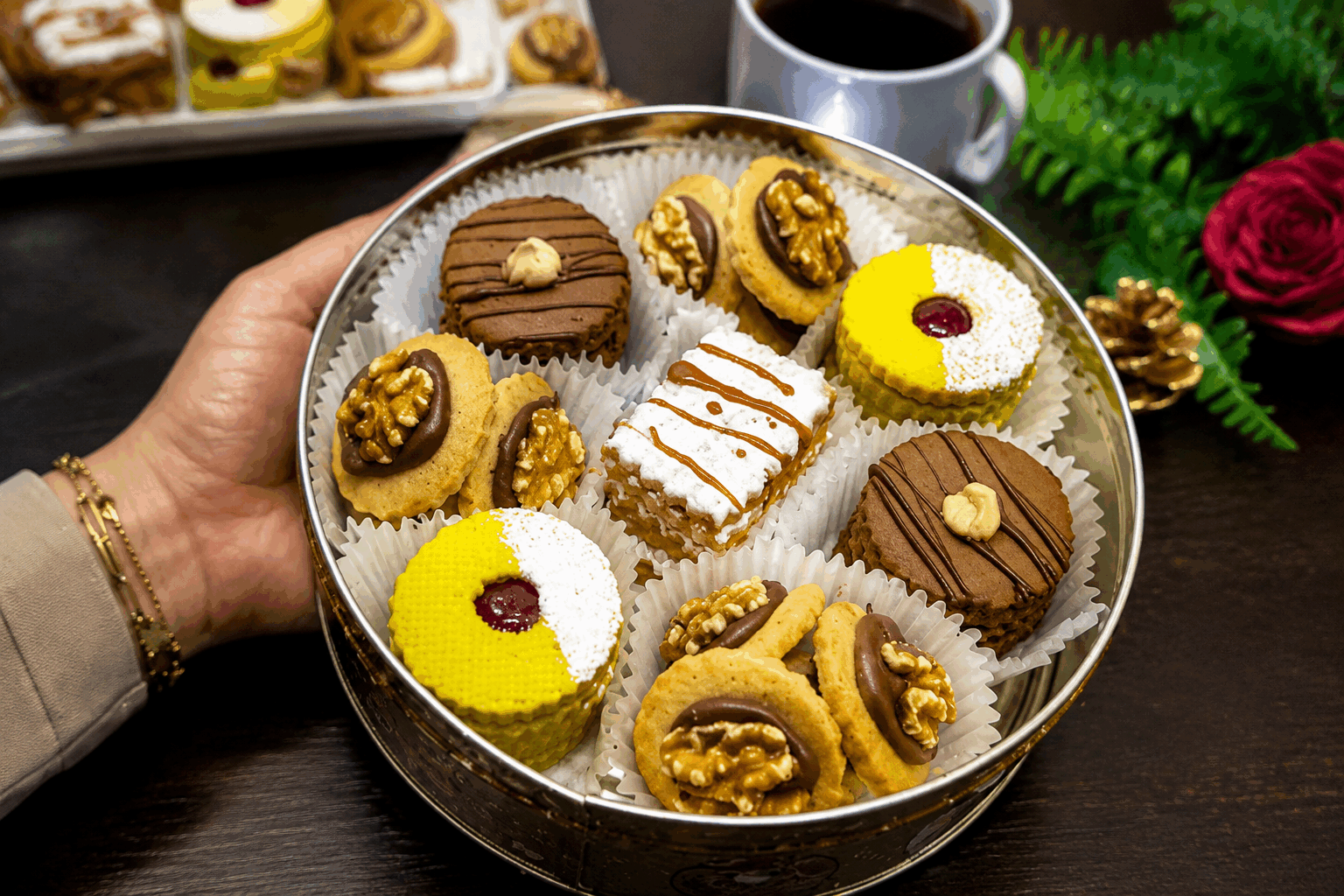 Sablés de Noël : 1 pâte, 4 recettes délicieuses pour un goûter magique 🎄✨ Description Les sablés de Noël sont des biscuits fondants, légèrement croustillants à l’extérieur, parfumés aux épices et décorés avec soin pour émerveiller les papilles et les yeux. Cette recette propose une pâte de base savoureuse, déclinée en quatre variations gourmandes, idéales pour un goûter festif et convivial en famille pendant la période de Noël. Informations Temps de préparation : 30 minutes Temps de cuisson : 12 minutes Nombre de portions : Environ 40 sablés Difficulté : Facile Ingrédients Pour la pâte sablée de base 250 g de farine 125 g de beurre doux, froid et coupé en dés 100 g de sucre glace 1 œuf 1 pincée de sel 1 cuillère à café d’extrait de vanille 1/2 cuillère à café de cannelle en poudre 1/4 cuillère à café de gingembre en poudre (facultatif) Pour la décoration et variantes 50 g de chocolat noir fondu 50 g de noix ou noisettes hachées Confiture d'abricot ou framboise (pour garnir) Poudre de sucre glace pour saupoudrer Sucre coloré ou perles décoratives alimentaires Préparation Mélange la farine, le sucre glace, le sel, la cannelle et le gingembre dans un grand saladier. Incorpore le beurre froid coupé en petits morceaux. Travaillez du bout des doigts pour obtenir un sable grossier. Ajoute l’œuf et l’extrait de vanille. Mélange rapidement jusqu’à former une boule de pâte homogène, sans trop pétrir. Enveloppe la pâte dans un film alimentaire et laisse reposer au réfrigérateur 30 minutes. Préchauffe le four à 180°C (chaleur statique). Étale la pâte sur un plan de travail fariné sur 3 à 5 mm d’épaisseur. Détaille des formes à l’emporte-pièce (étoiles, sapins, ronds, cœurs). Dispose les biscuits sur une plaque recouverte de papier cuisson en laissant un petit espace entre chaque. Pour les variantes : Dépose une noix hachée sur certains sablés avant cuisson. Après cuisson et refroidissement, nappe certains sablés de chocolat fondu. Fourre quelques sablés avec un peu de confiture pour former des sandwichs. Saupoudre du sucre glace ou décore avec des perles et sucre coloré. Enfourne pour 10 à 12 minutes, jusqu’à légère coloration dorée sur les bords. Laisse refroidir complètement avant de décorer si nécessaire. Astuces Travaille la pâte rapidement et garde les ingrédients bien froids pour des sablés bien croustillants. Utilise un rouleau fariné pour éviter que la pâte ne colle. Pour un goût plus festif, ajoute un peu de zeste d’orange ou de citron dans la pâte. Conserve les sablés dans une boîte hermétique pour préserver leur fraîcheur. Service Servez ces sablés lors d’un goûter de Noël, accompagnés d’un chocolat chaud ou d’un thé épicé. Présentez-les en assortiment varié sur un plat décoré de branches de sapin et de petites boules pour un effet festif et chaleureux.